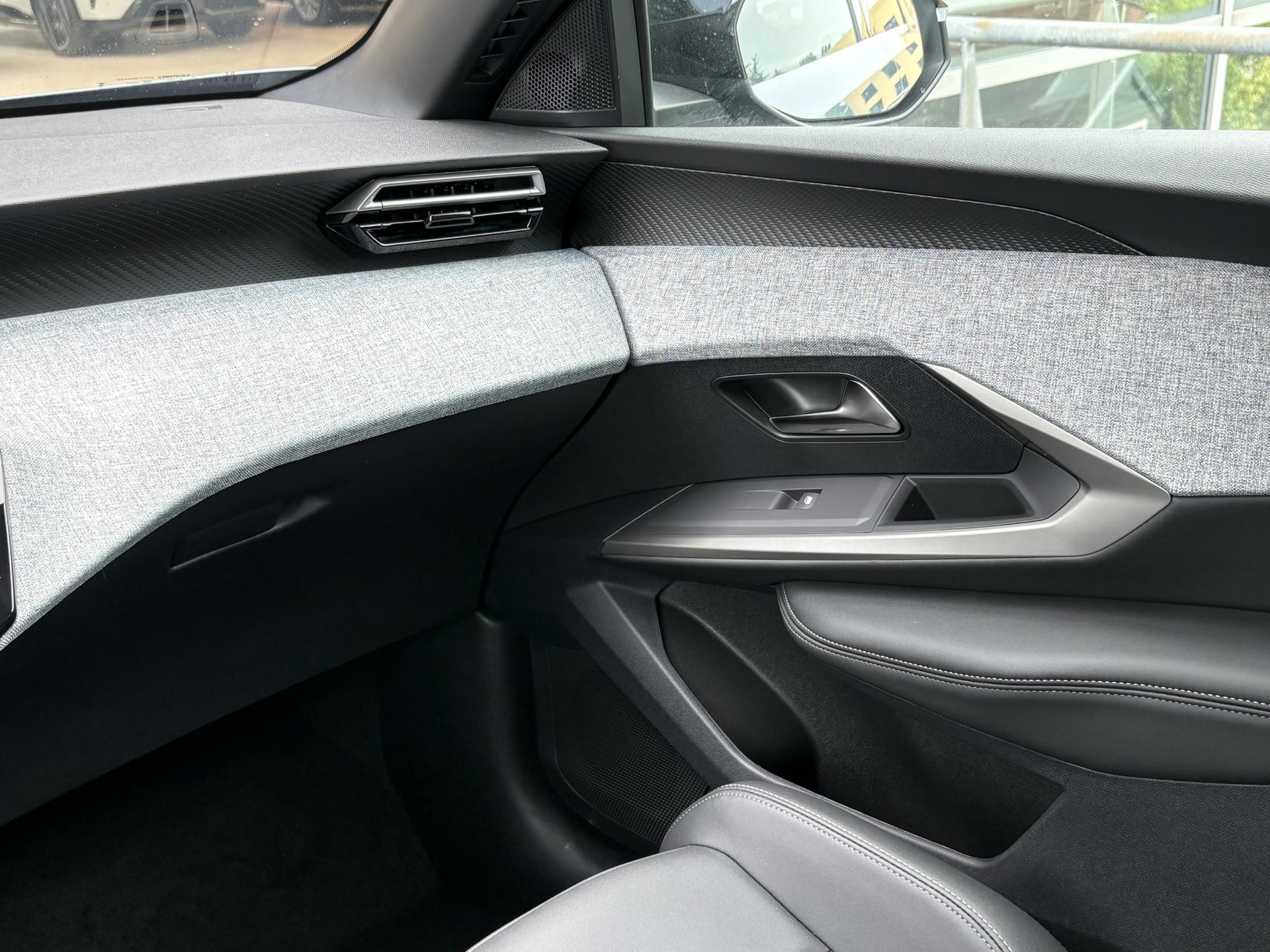 Peugeot e-5008