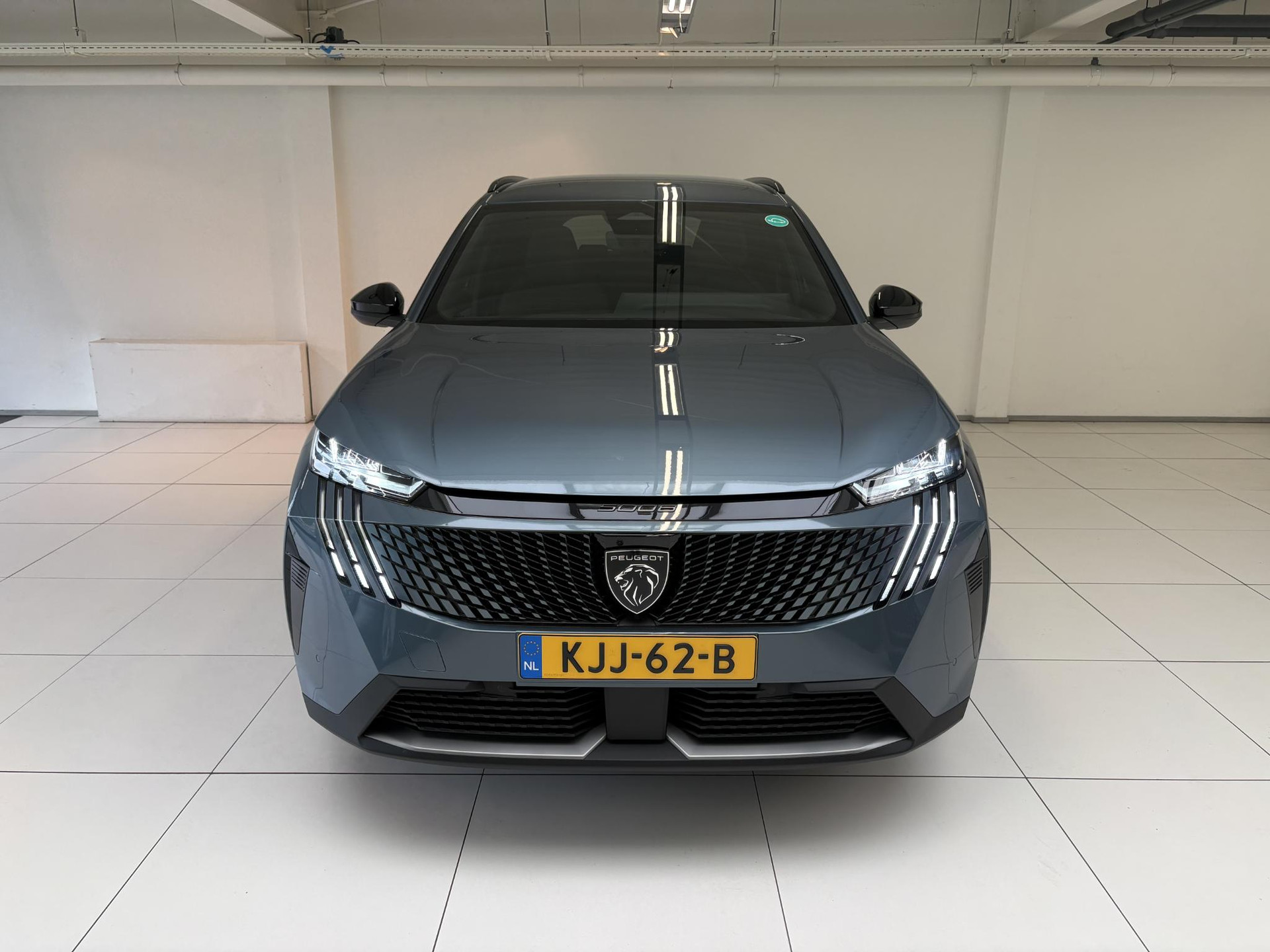 Peugeot e-5008
