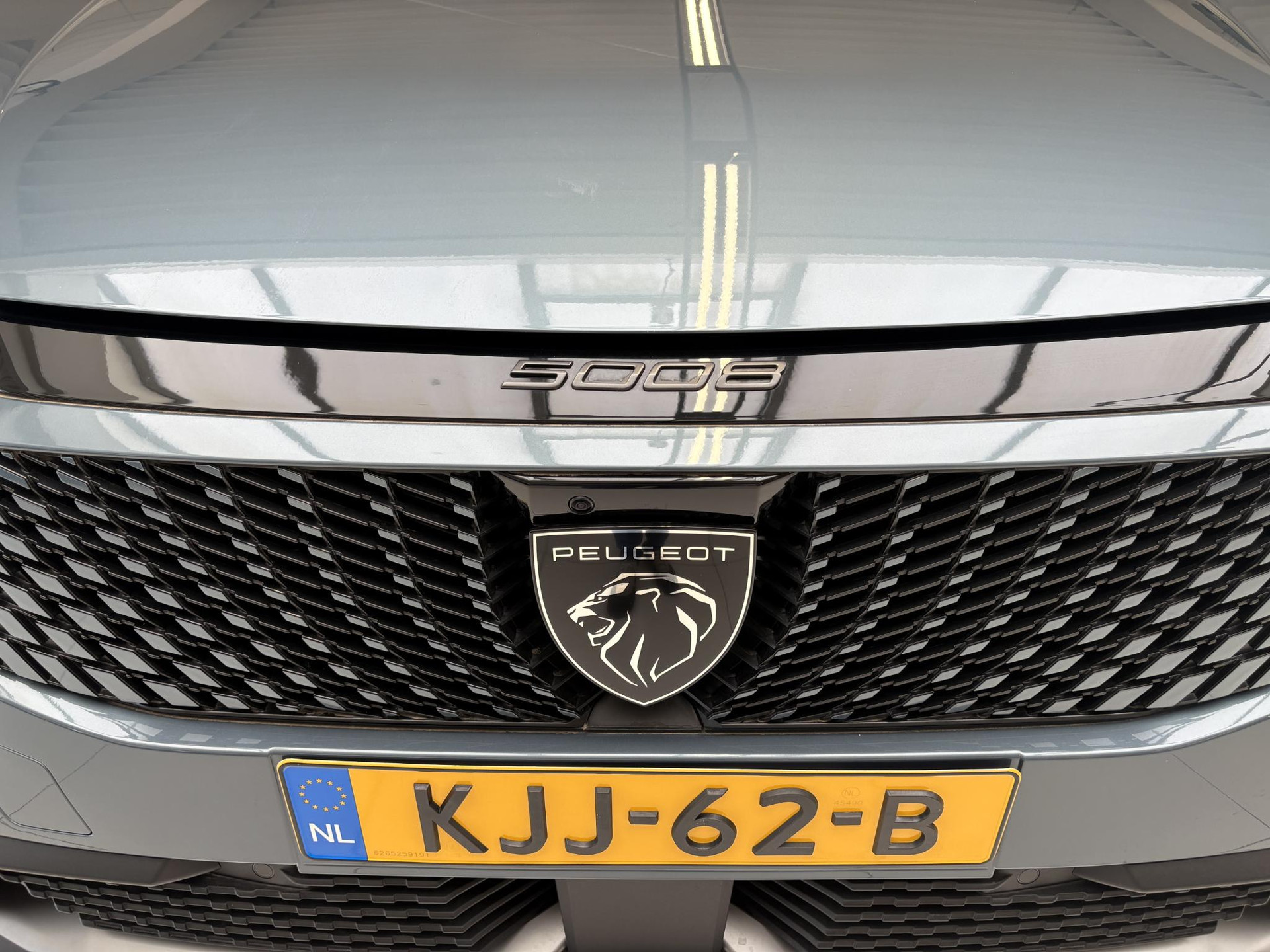 Peugeot e-5008