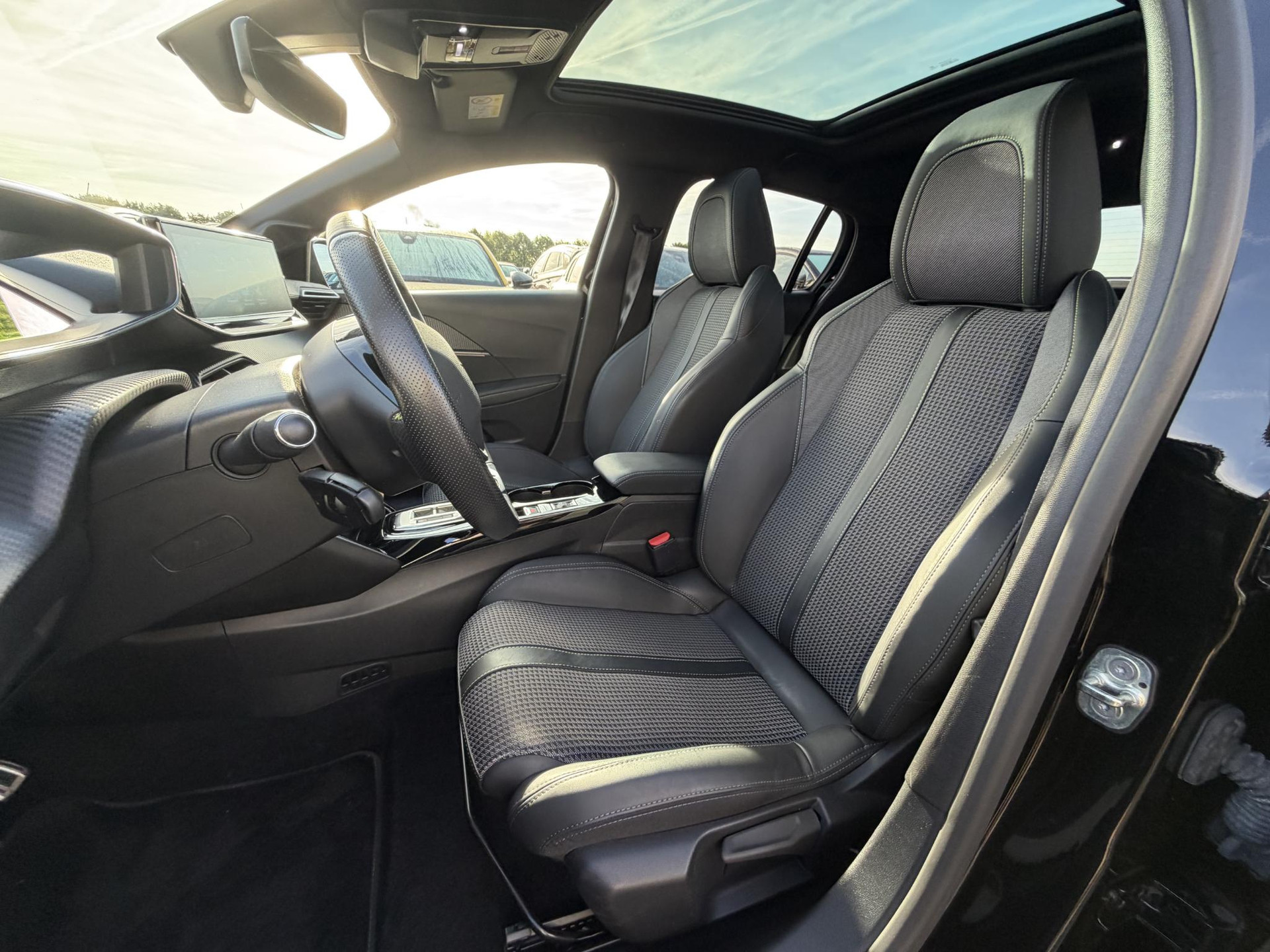 Peugeot e-208