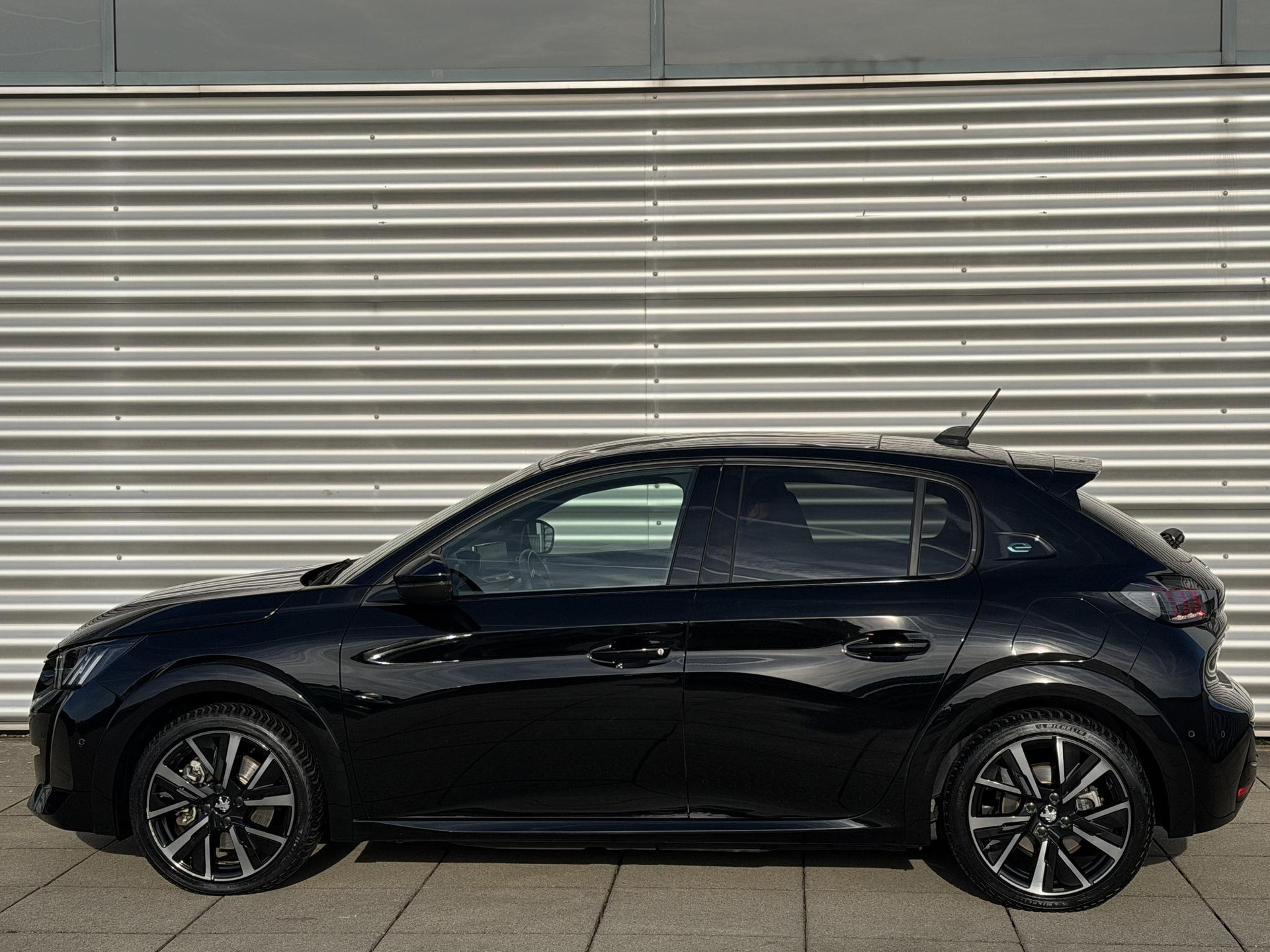 Peugeot e-208