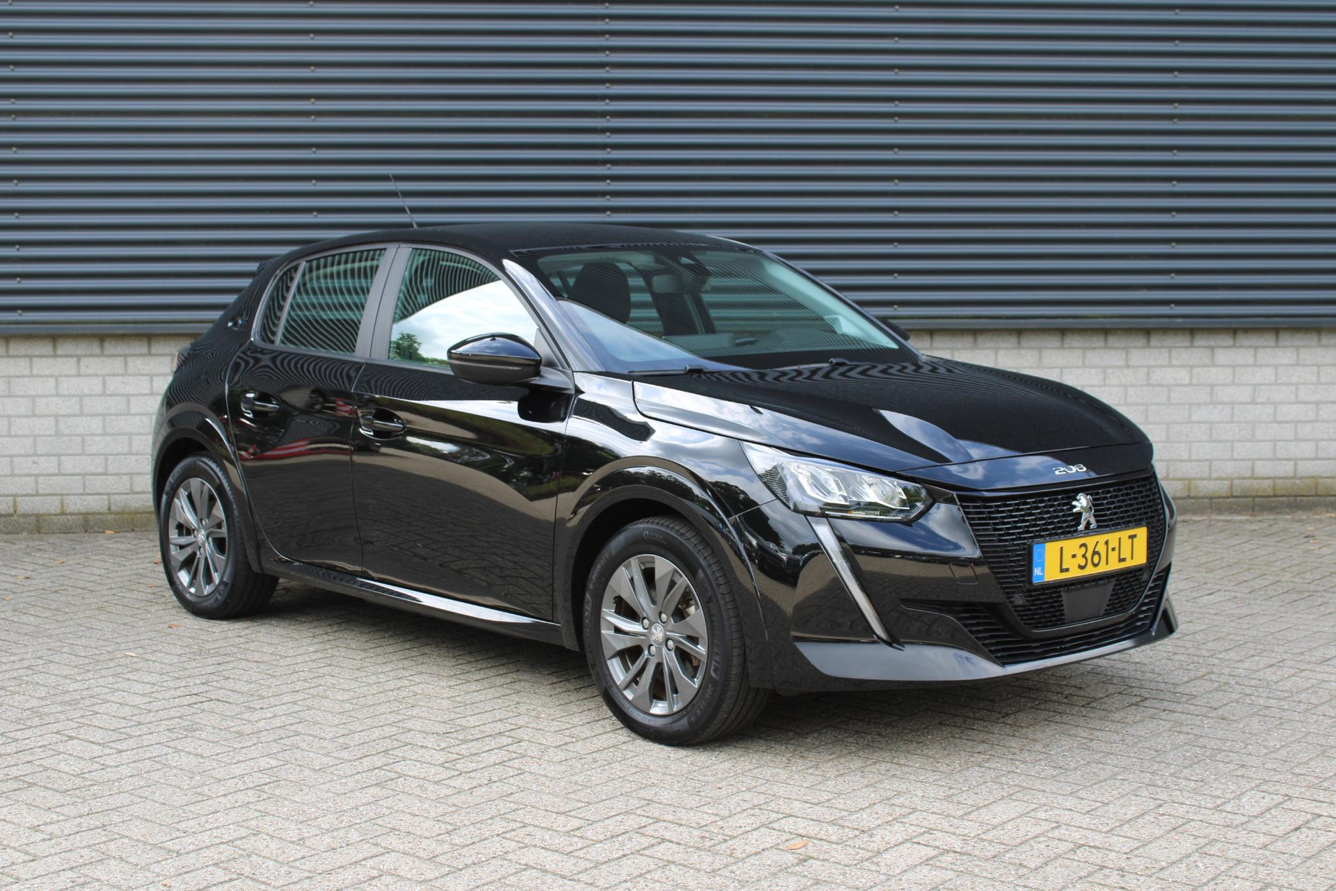 Peugeot e-208