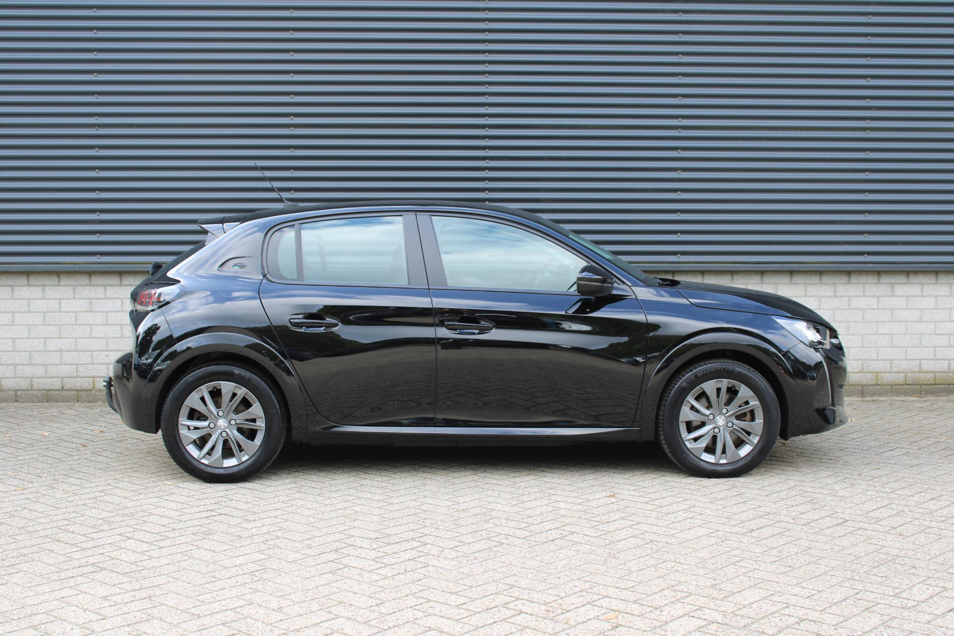 Peugeot e-208