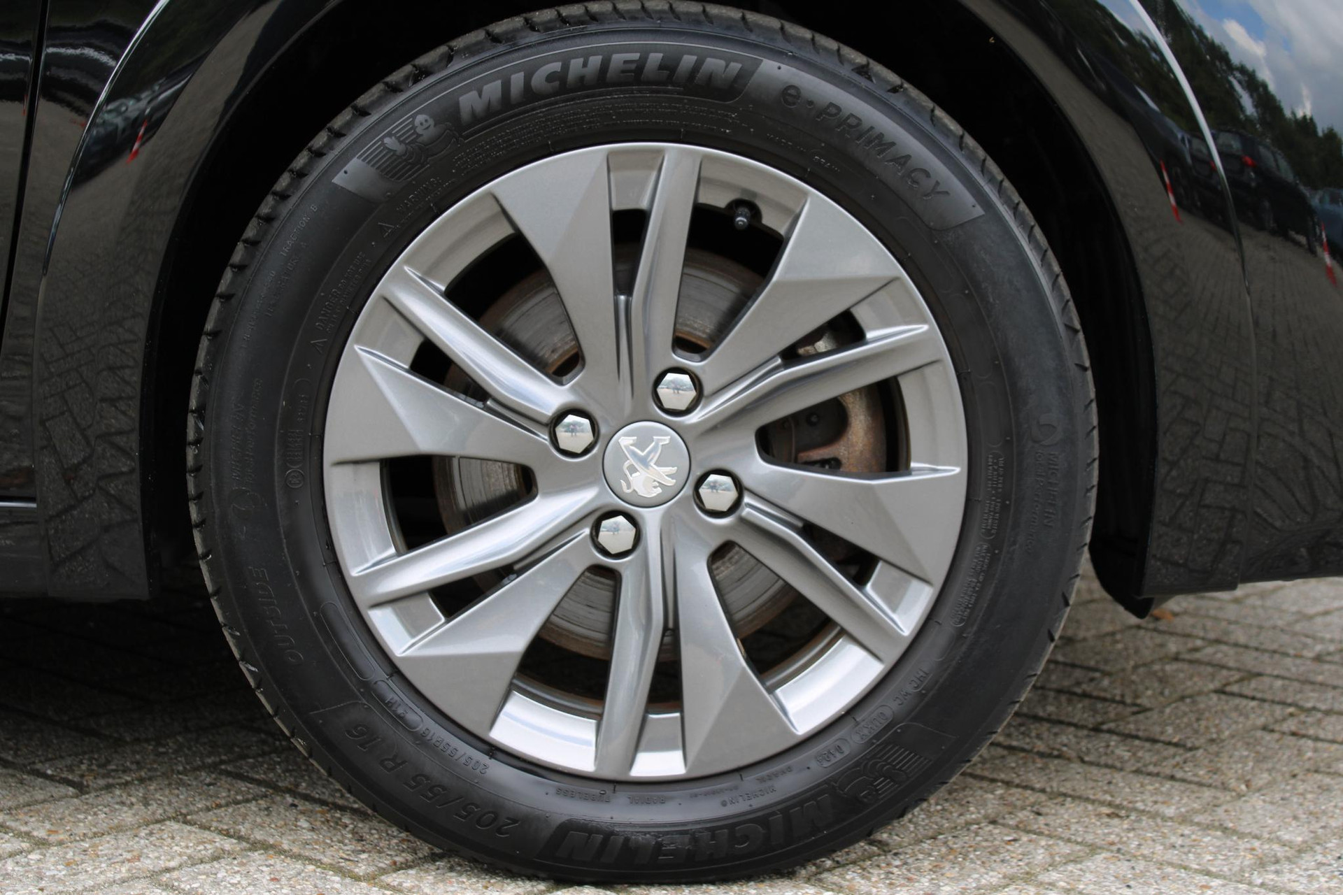 Peugeot e-208