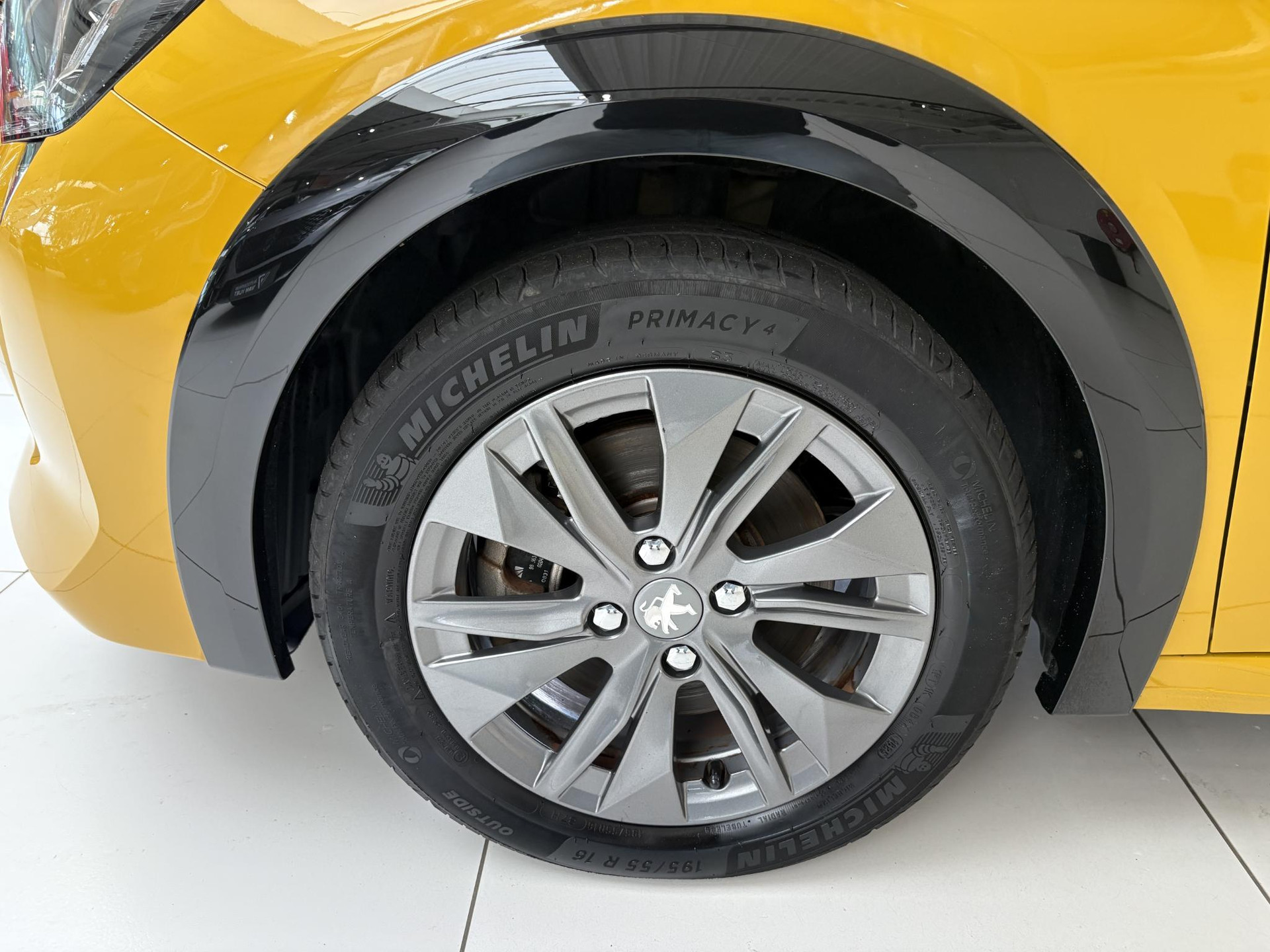 Peugeot e-208