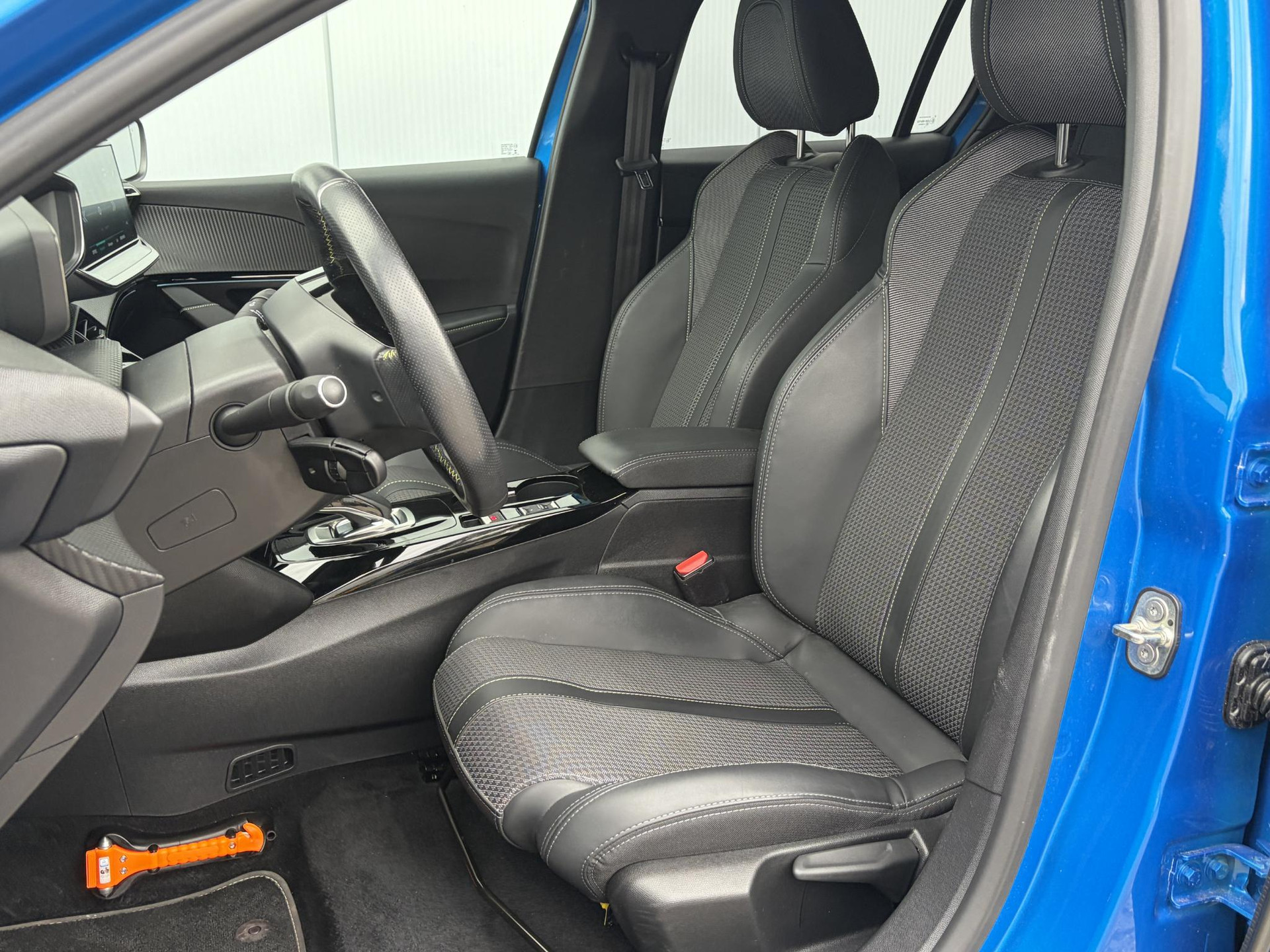 Peugeot e-208