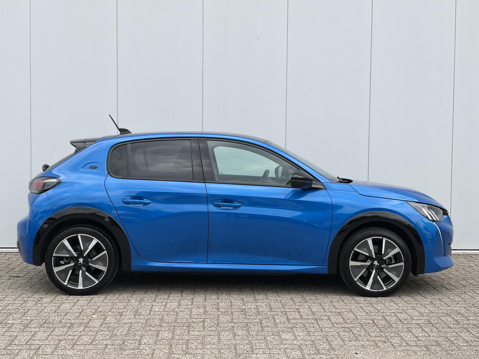 Peugeot e-208