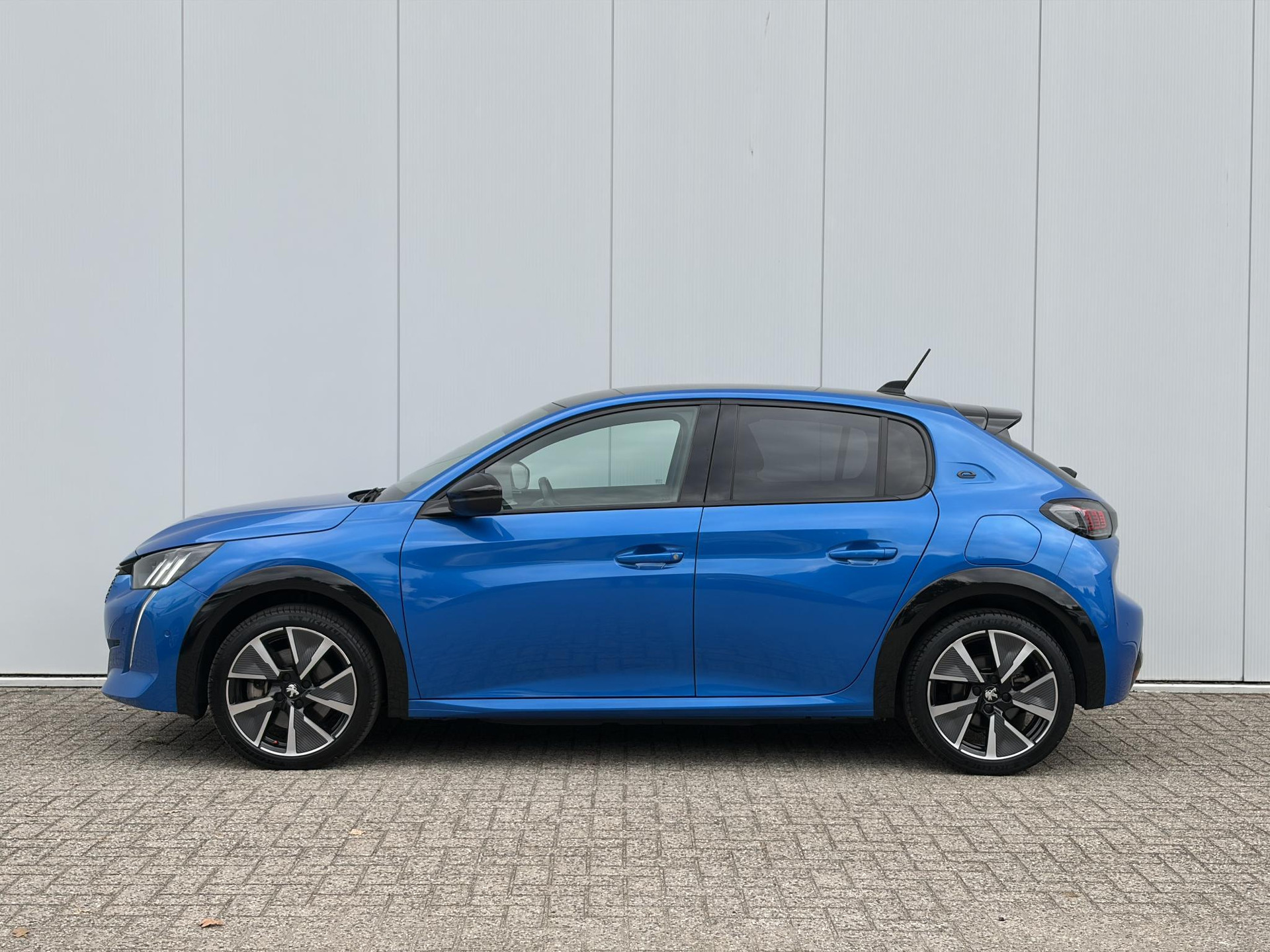 Peugeot e-208