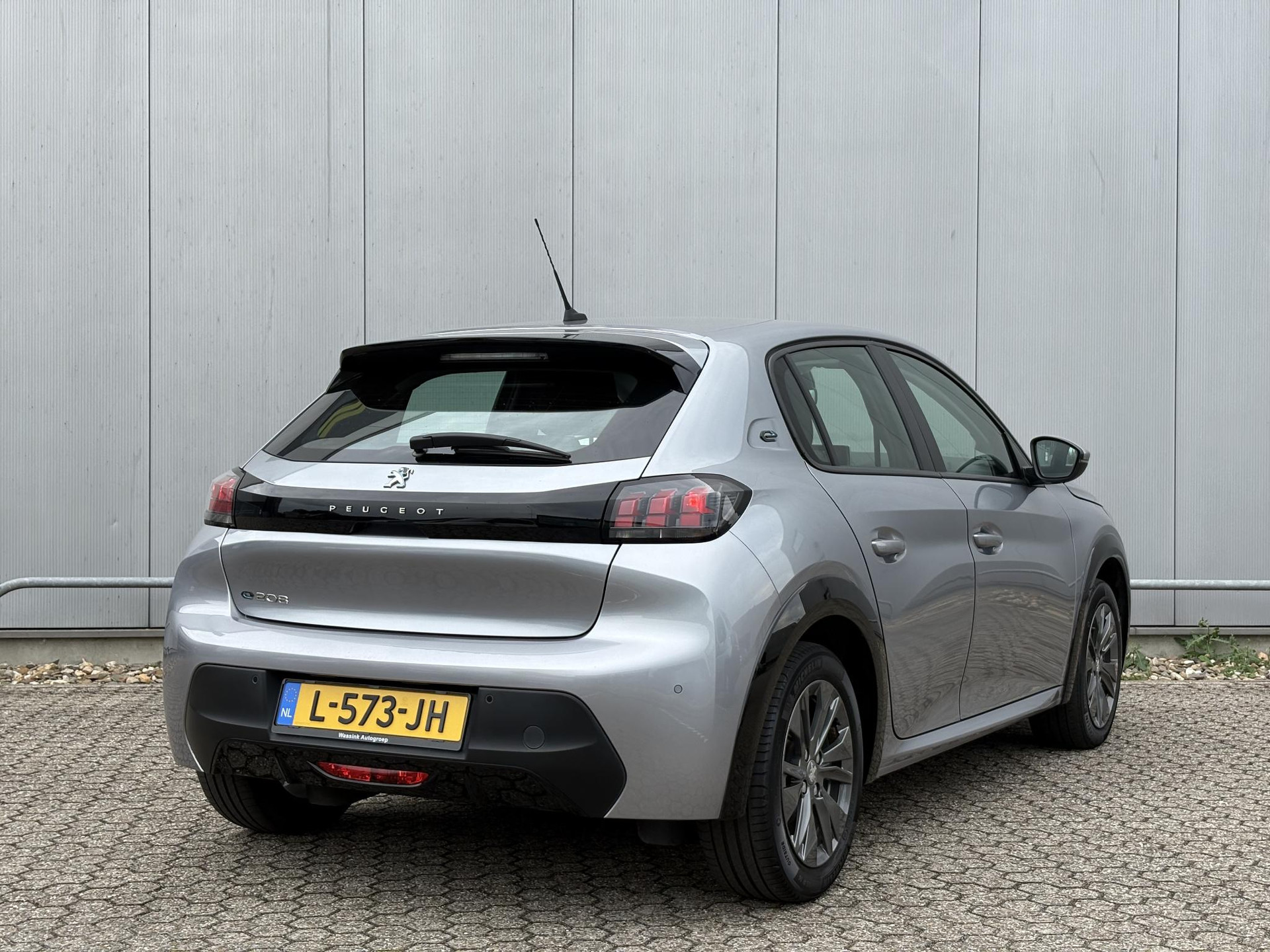 Peugeot e-208