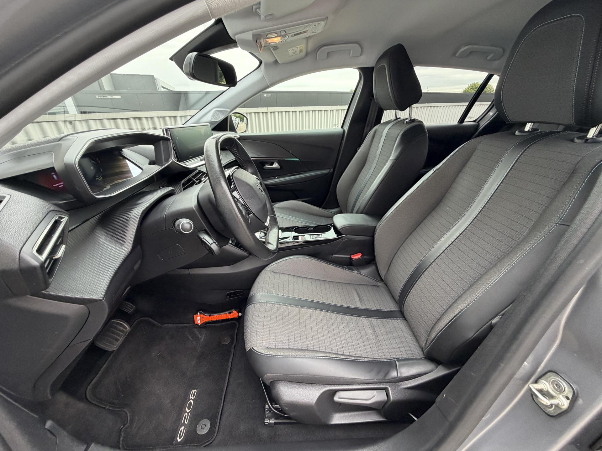 Peugeot e-208