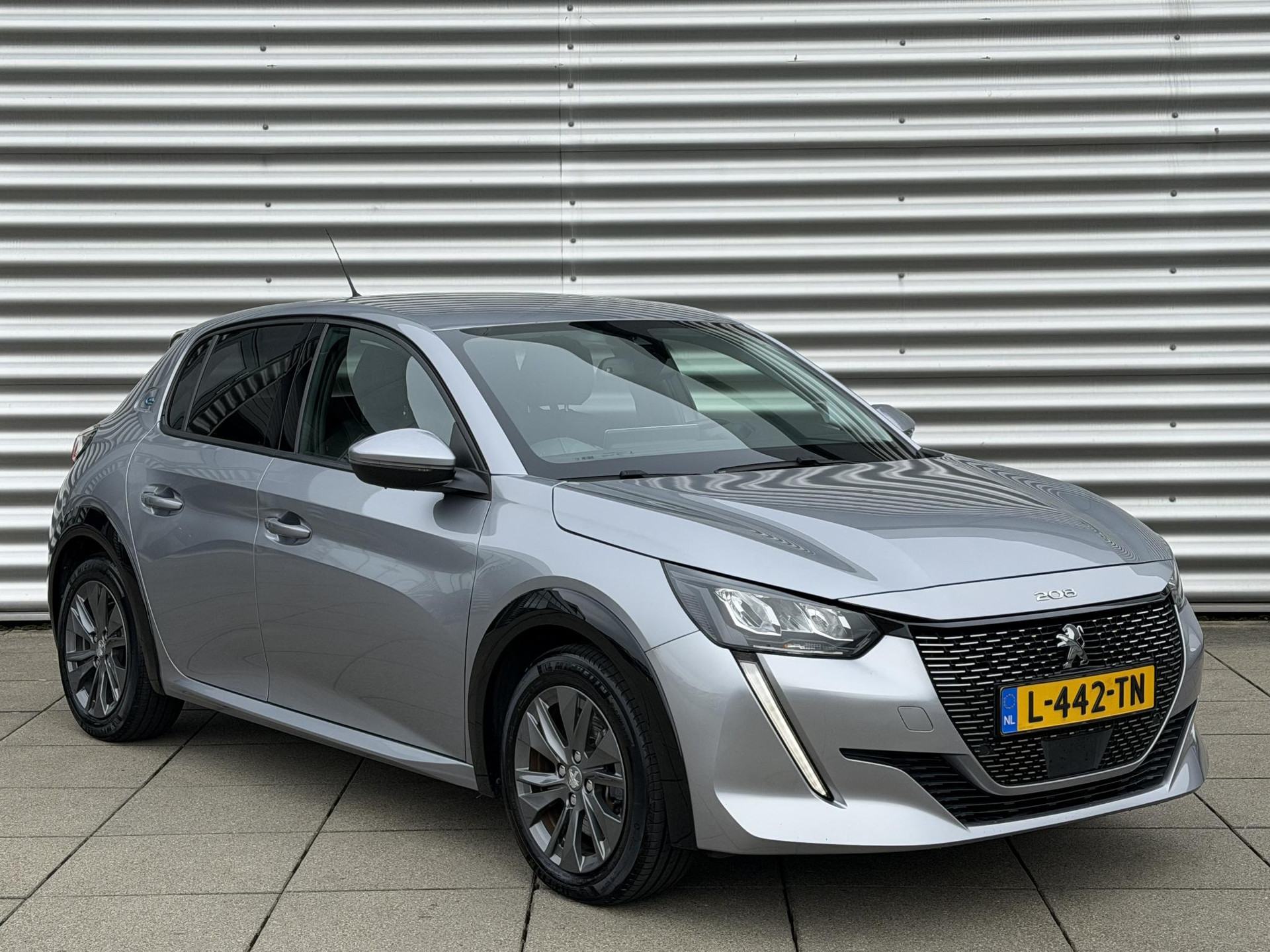 Peugeot e-208