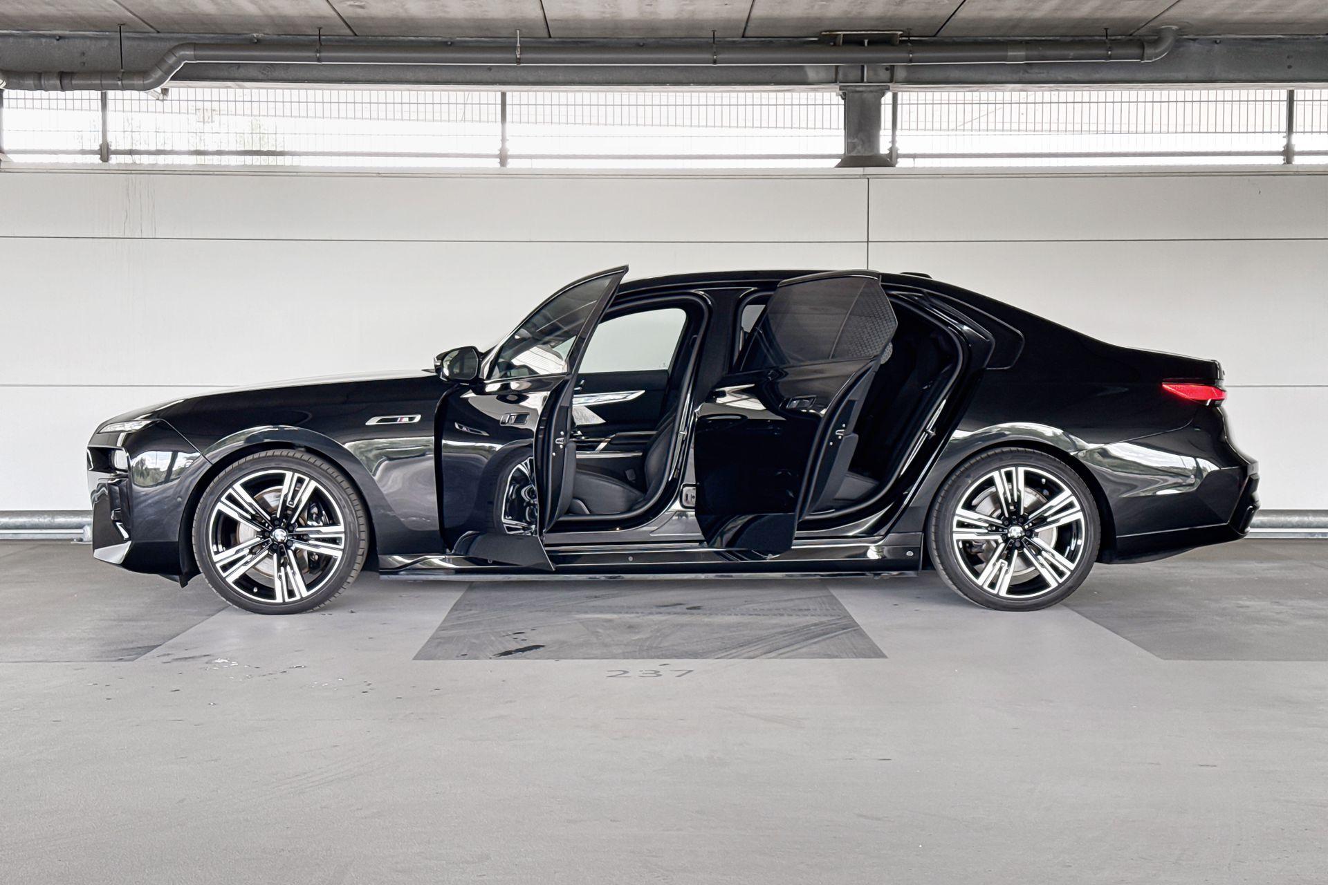 BMW i7
