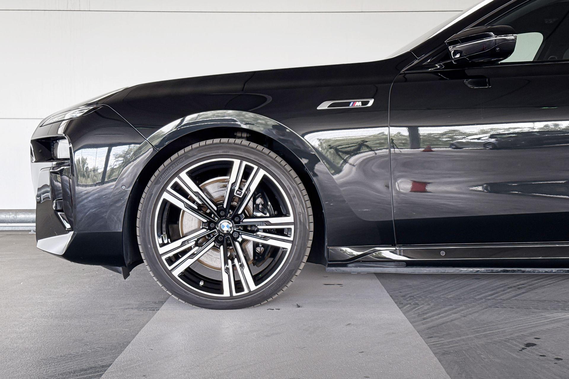 BMW i7
