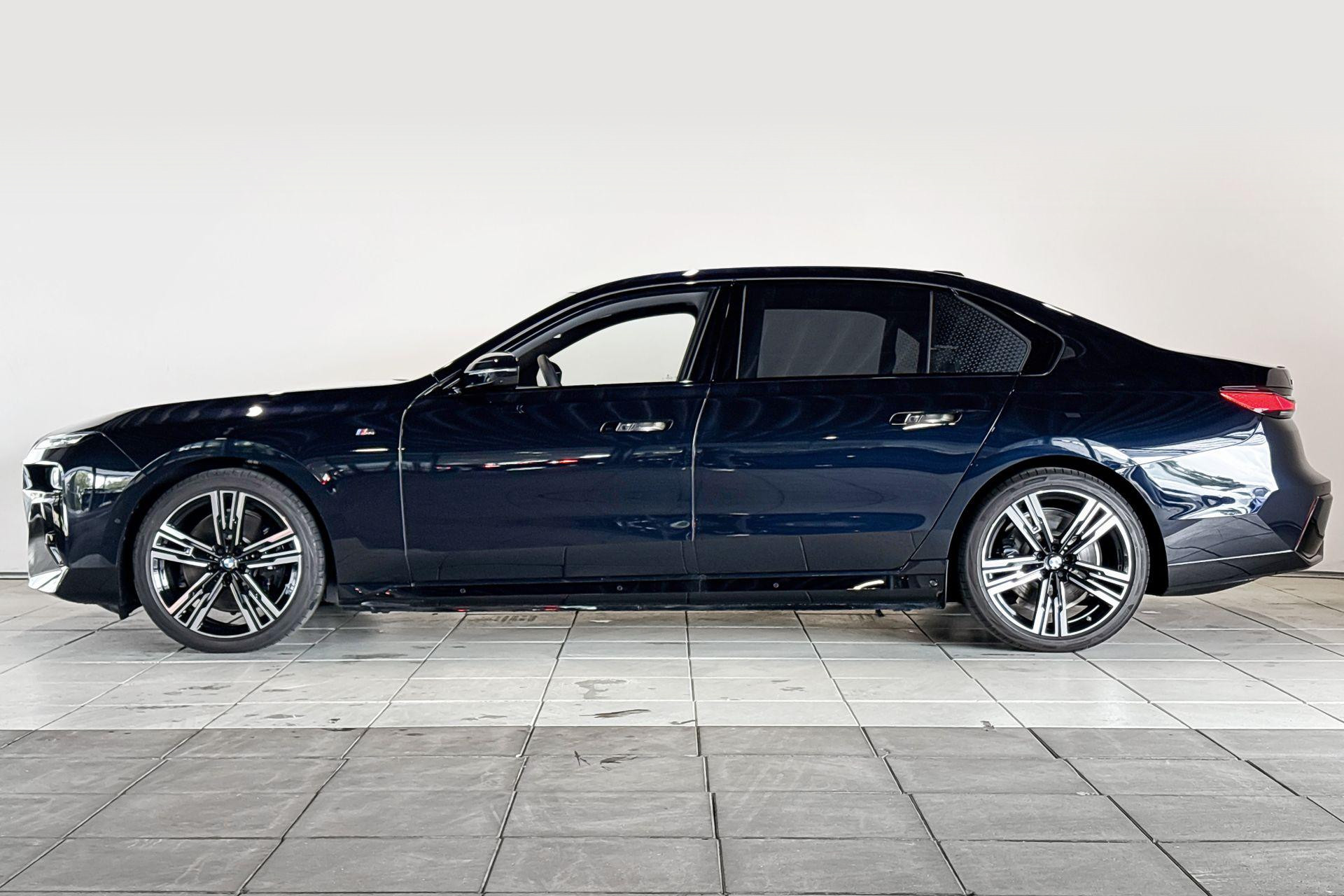BMW i7