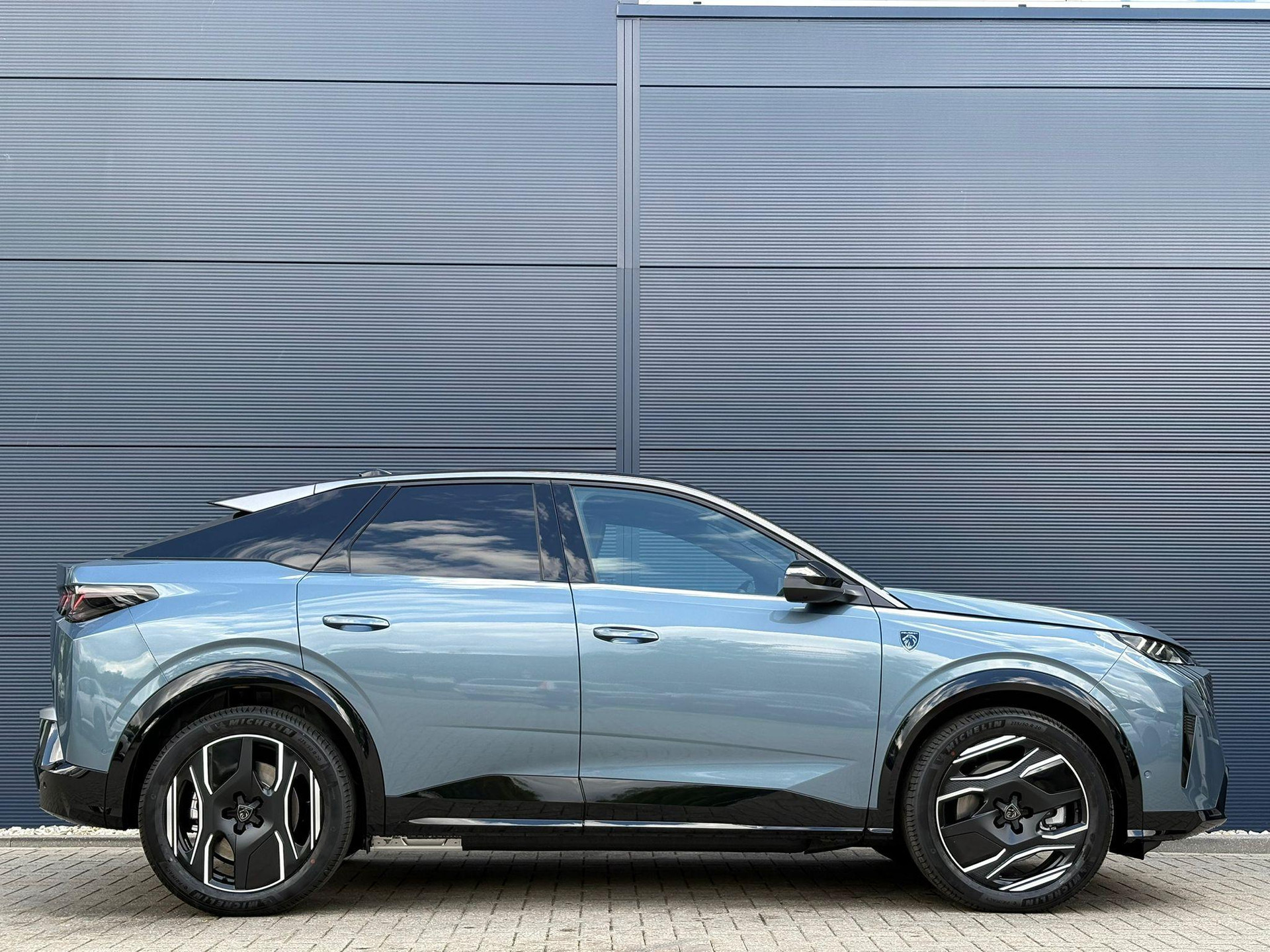 Peugeot e-3008