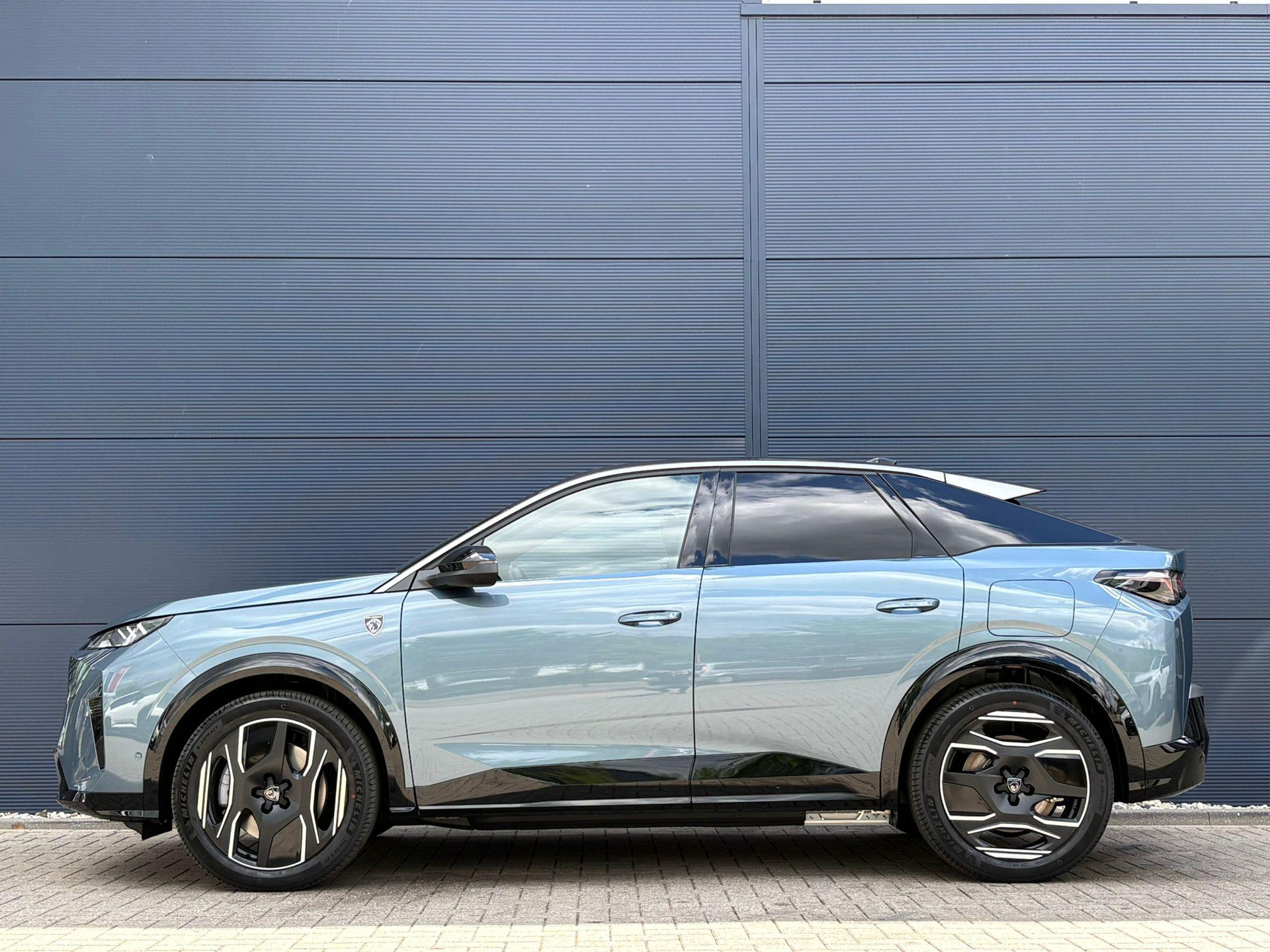 Peugeot e-3008