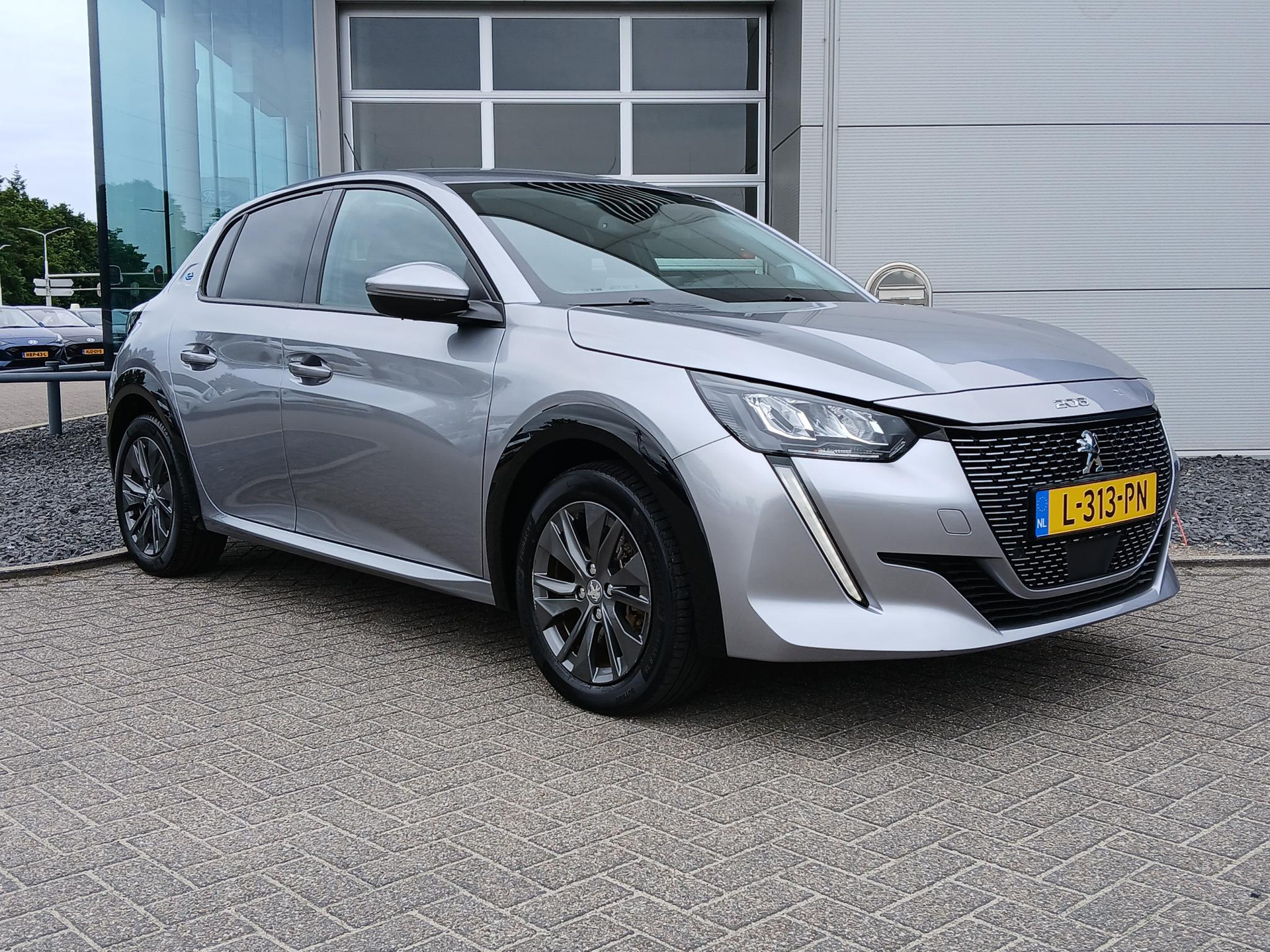 Peugeot e-208