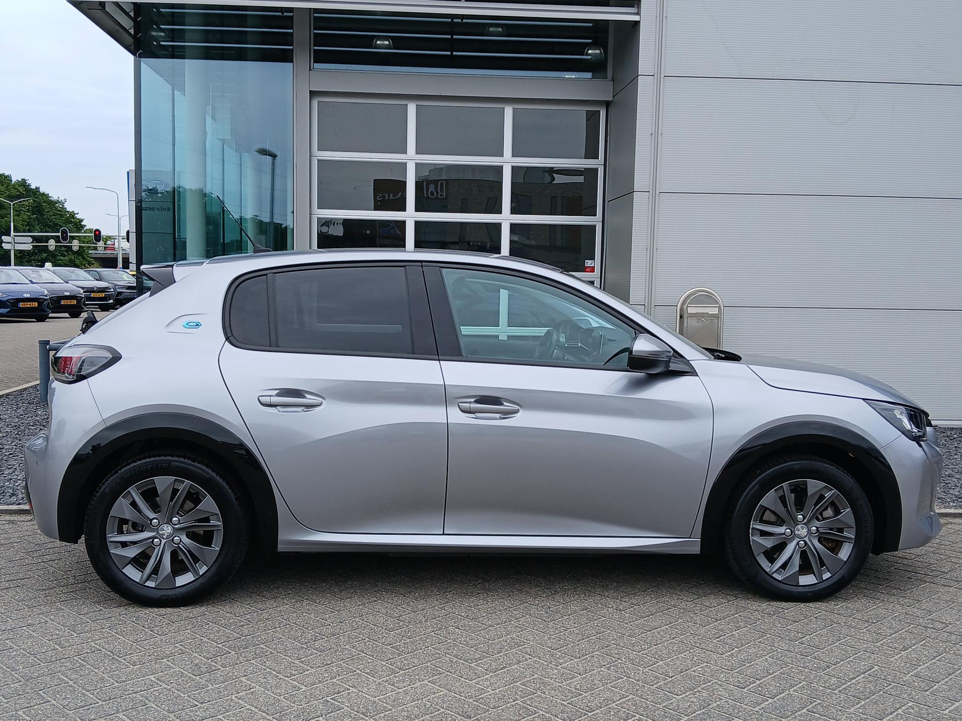 Peugeot e-208