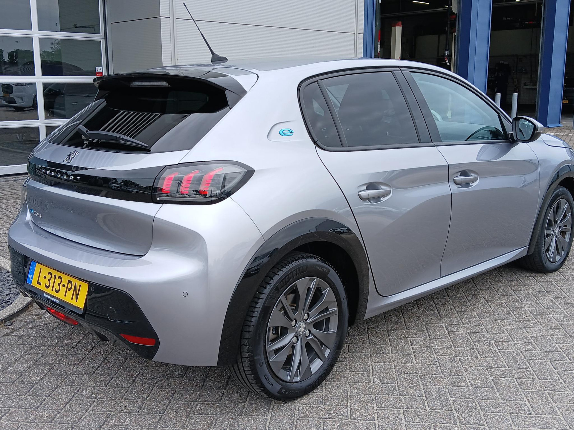 Peugeot e-208
