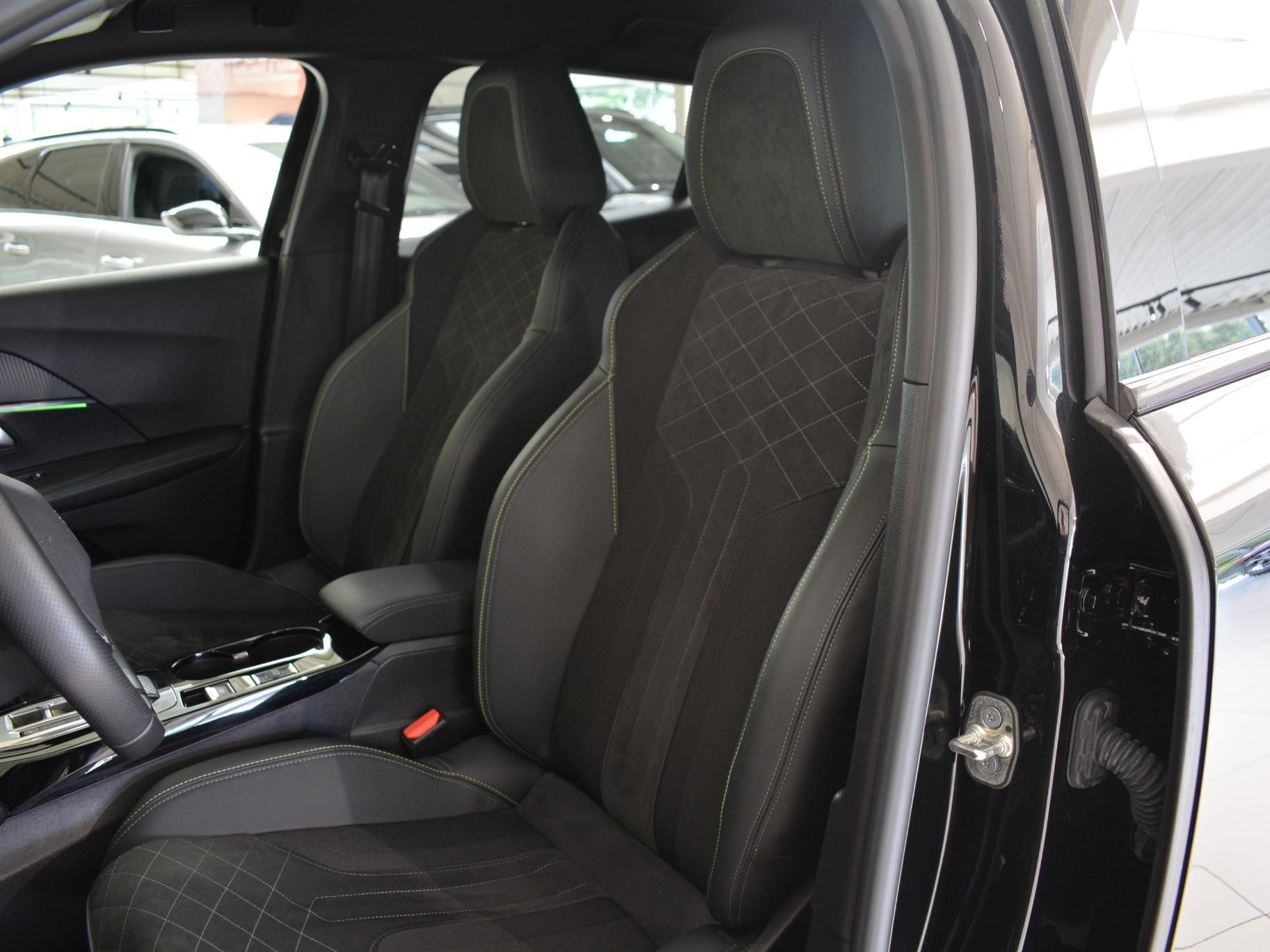 Peugeot e-2008
