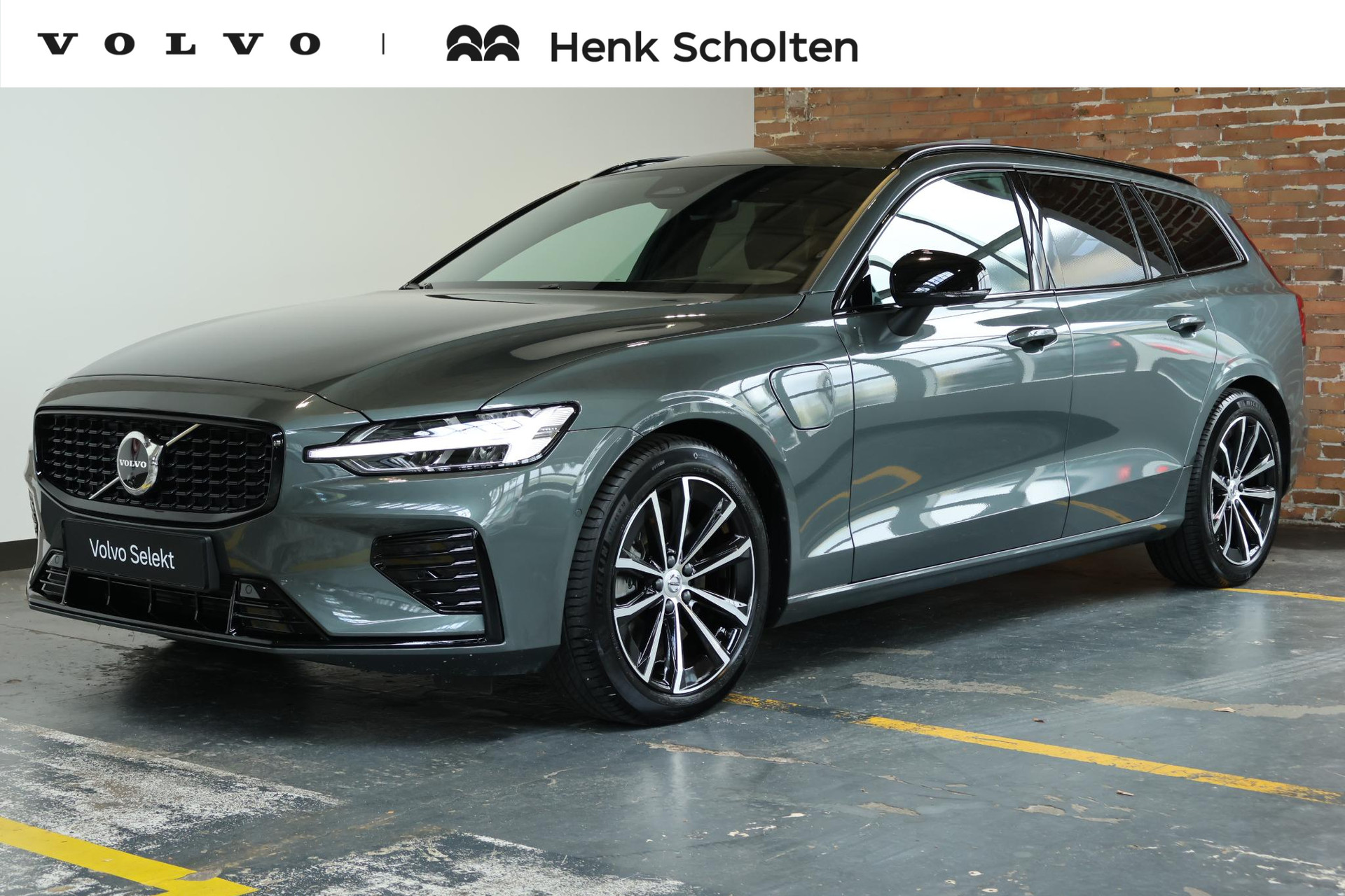 Volvo V60 T8 Plug-in hybrid AWD Plus Dark 2026, photo 1