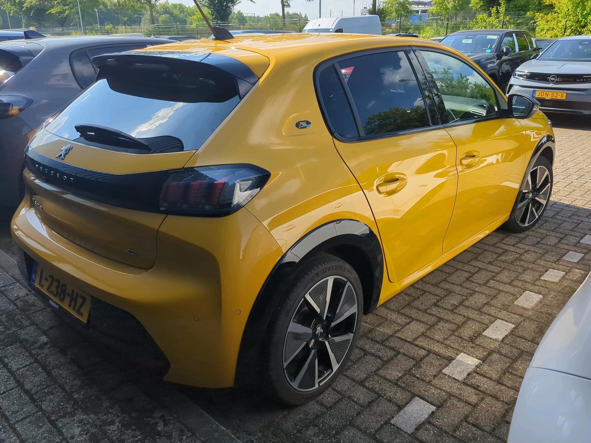 Peugeot e-208