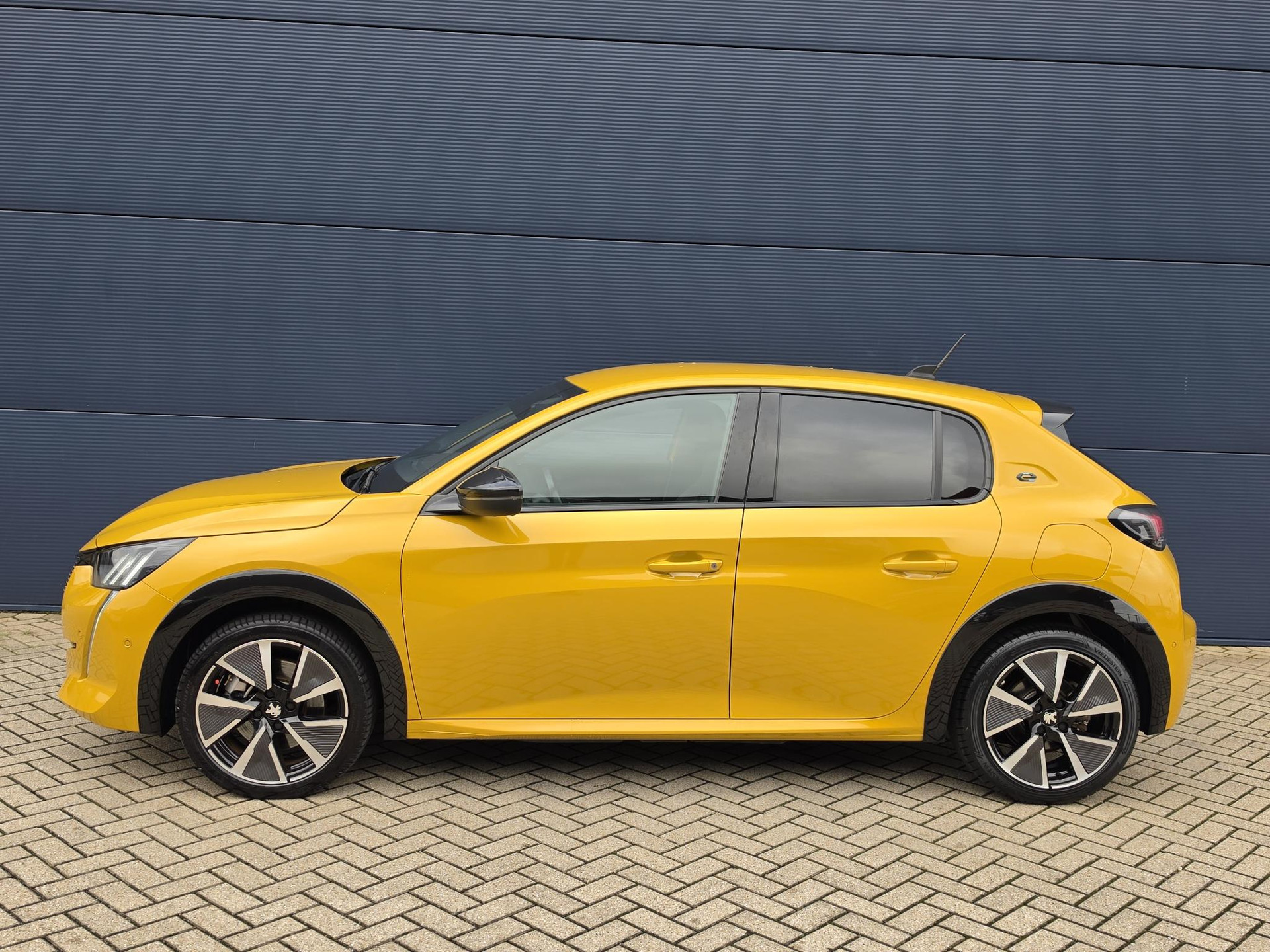 Peugeot e-208