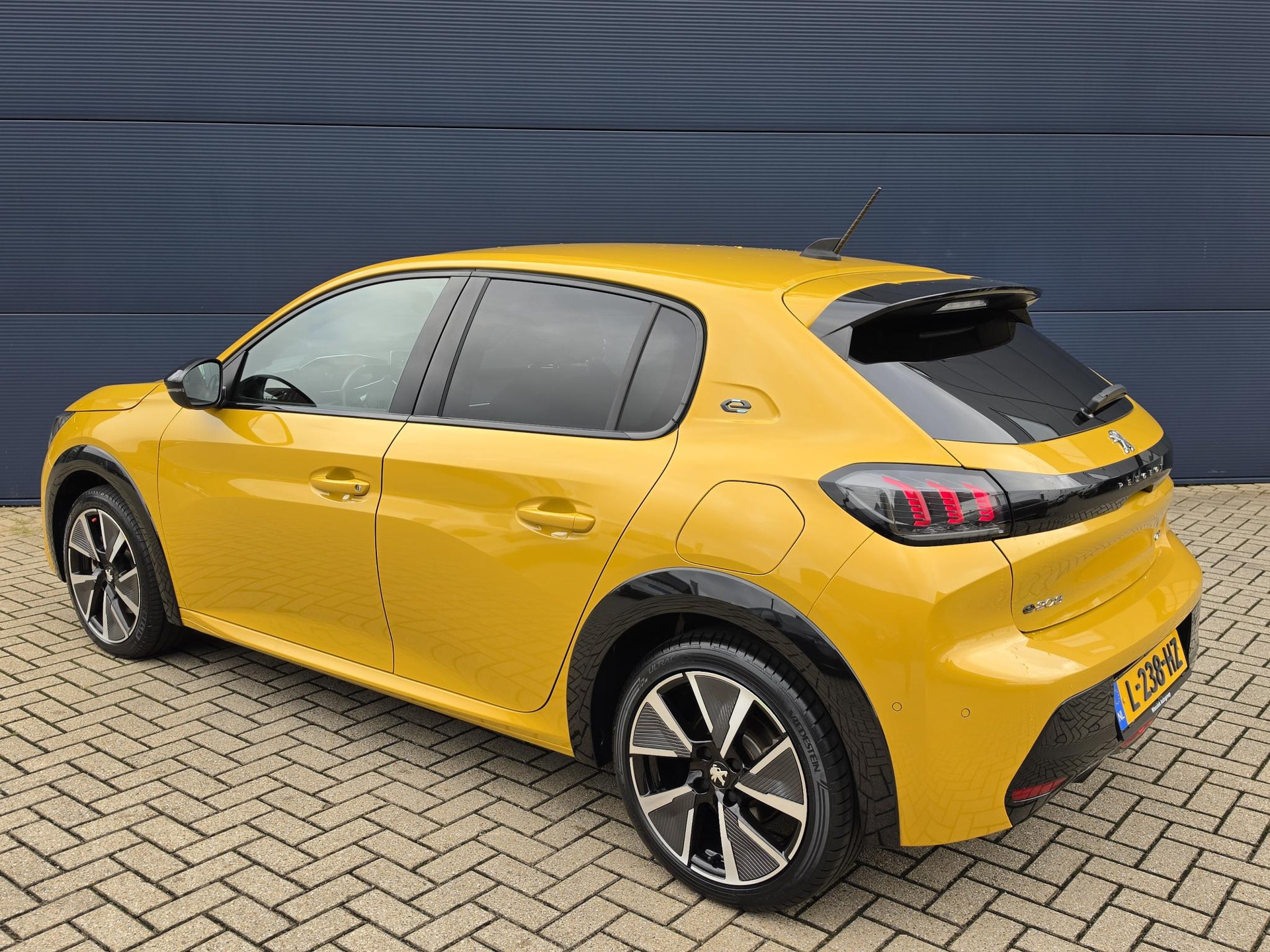 Peugeot e-208