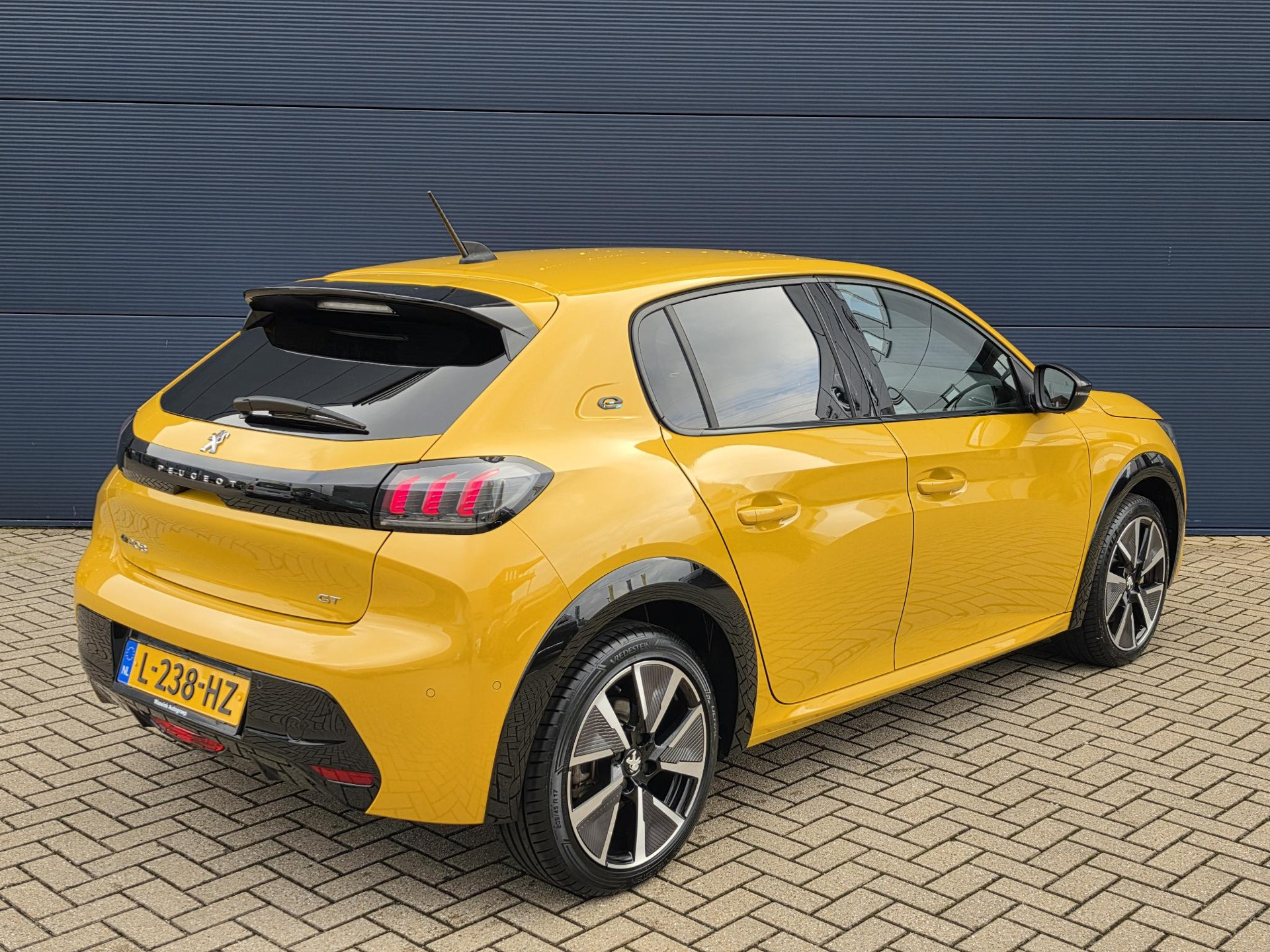 Peugeot e-208