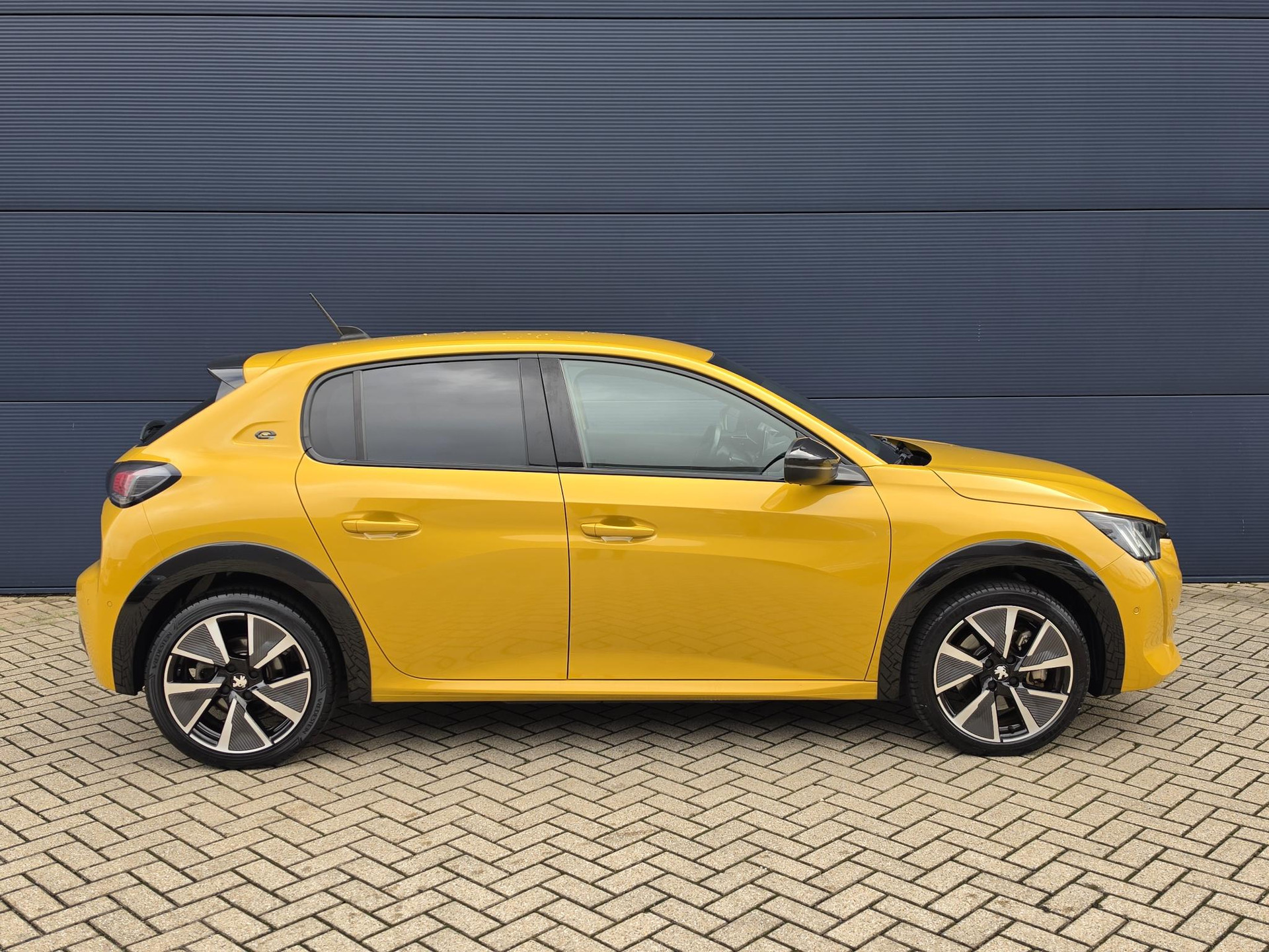 Peugeot e-208