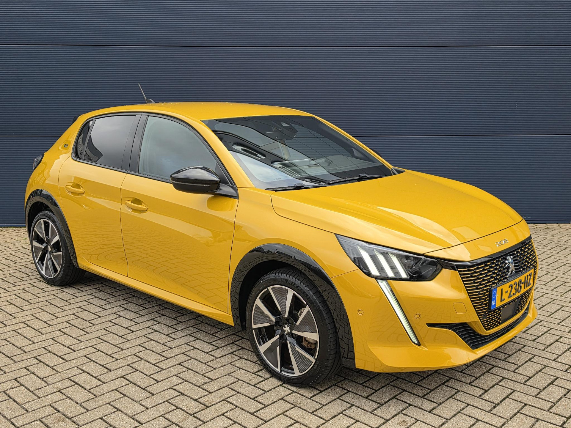 Peugeot e-208