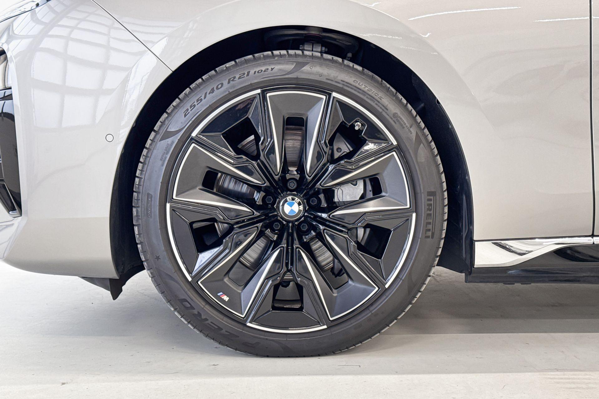 BMW i7