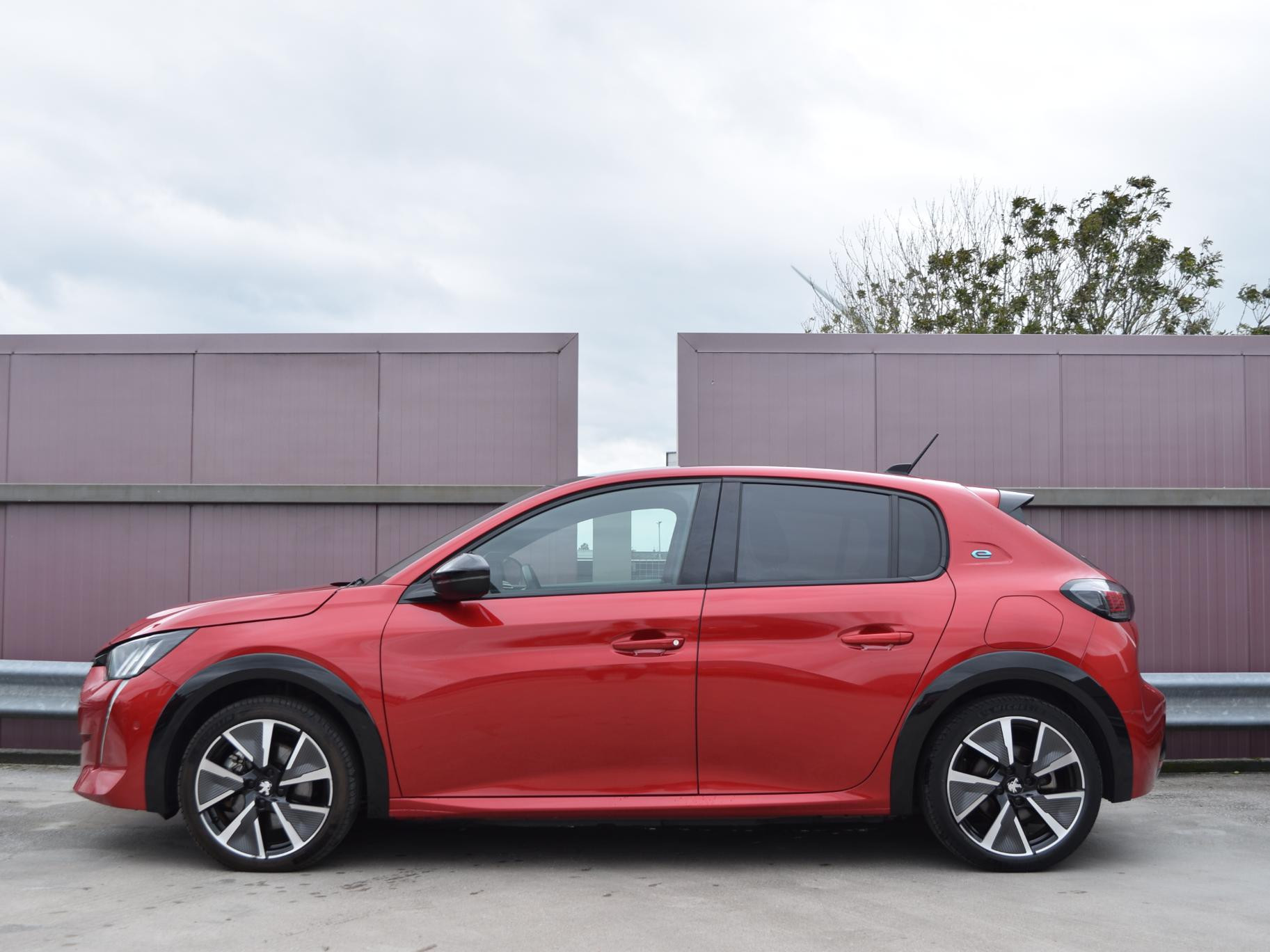 Peugeot e-208