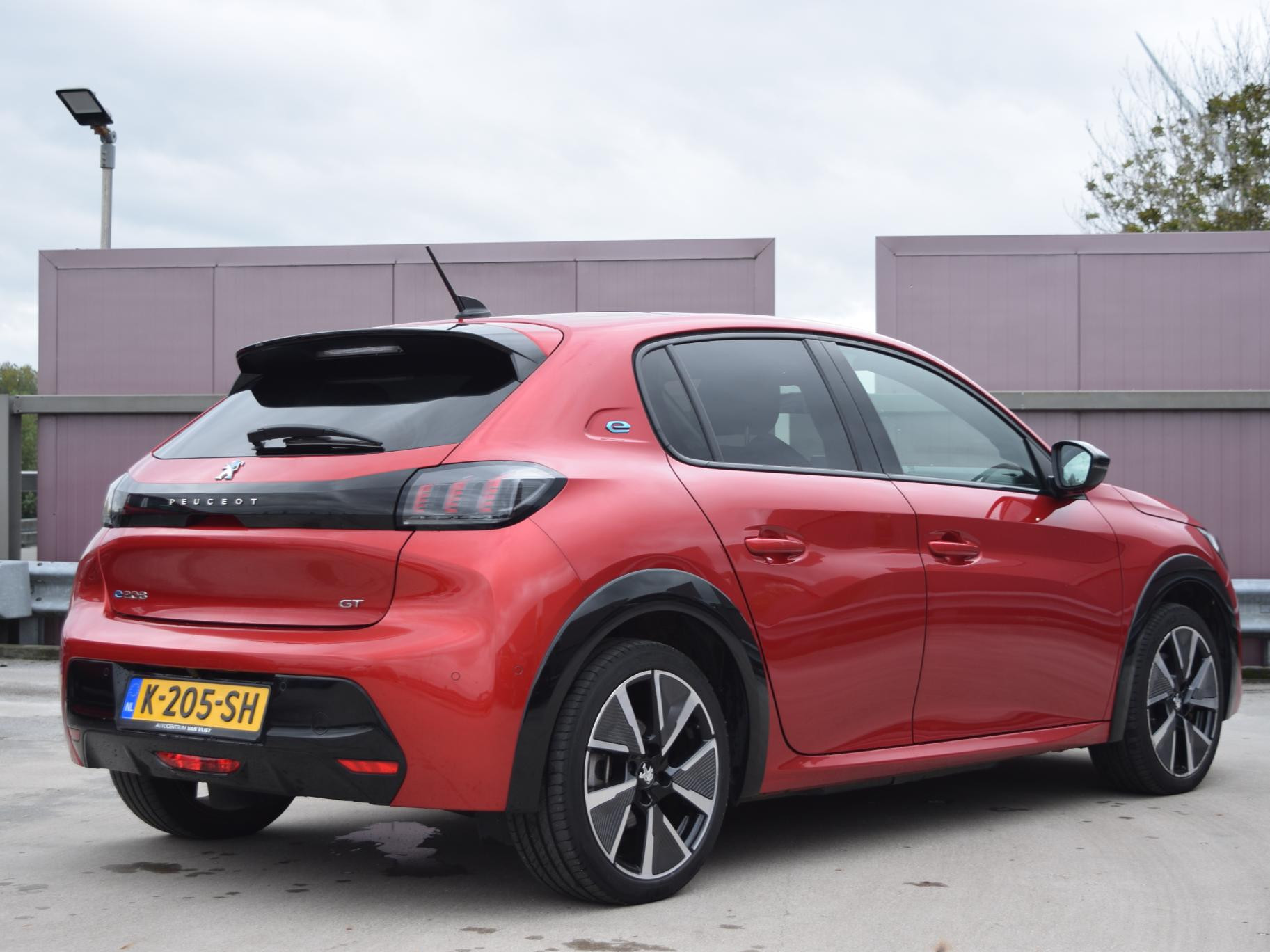 Peugeot e-208