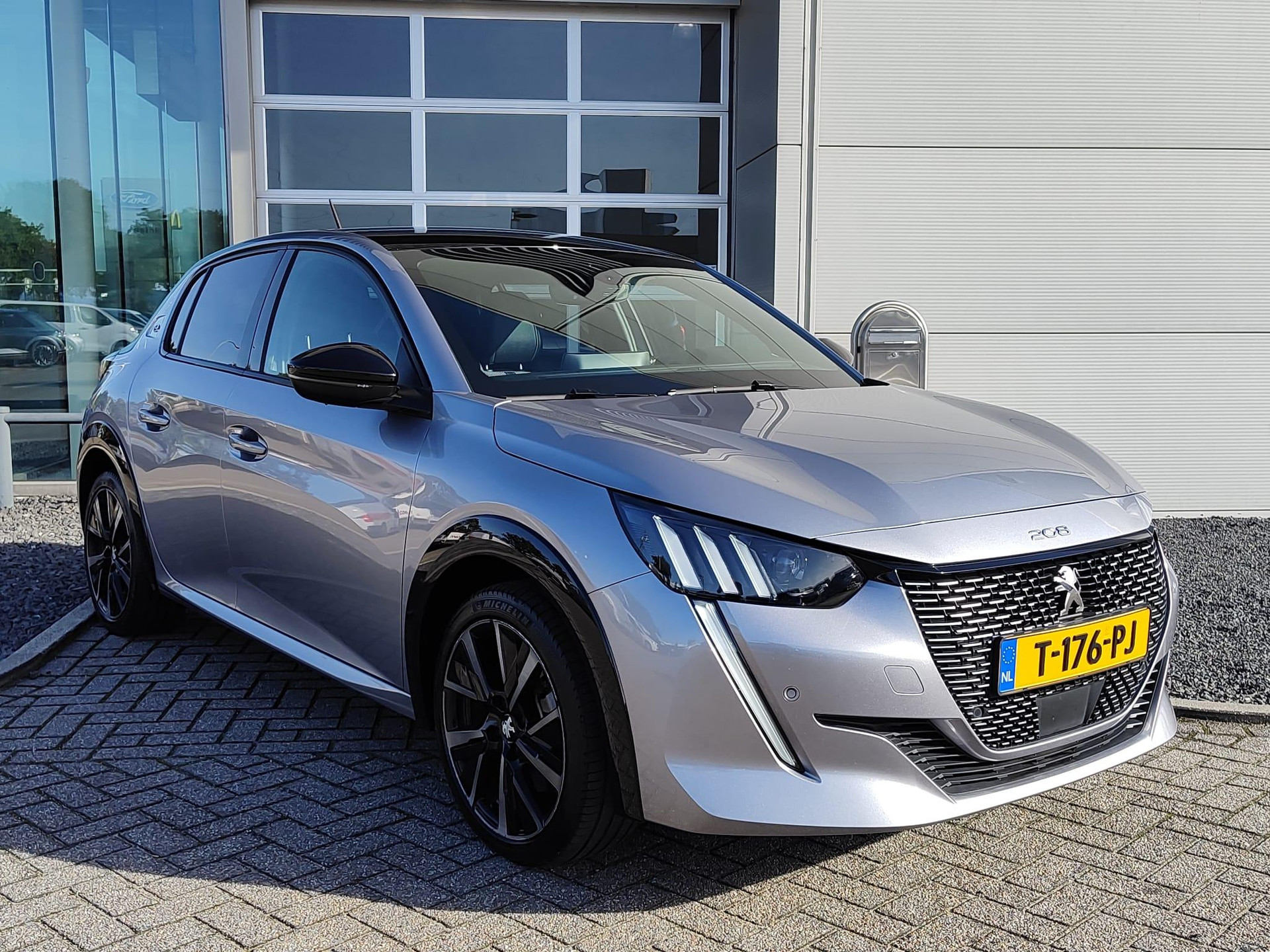 Peugeot e-208