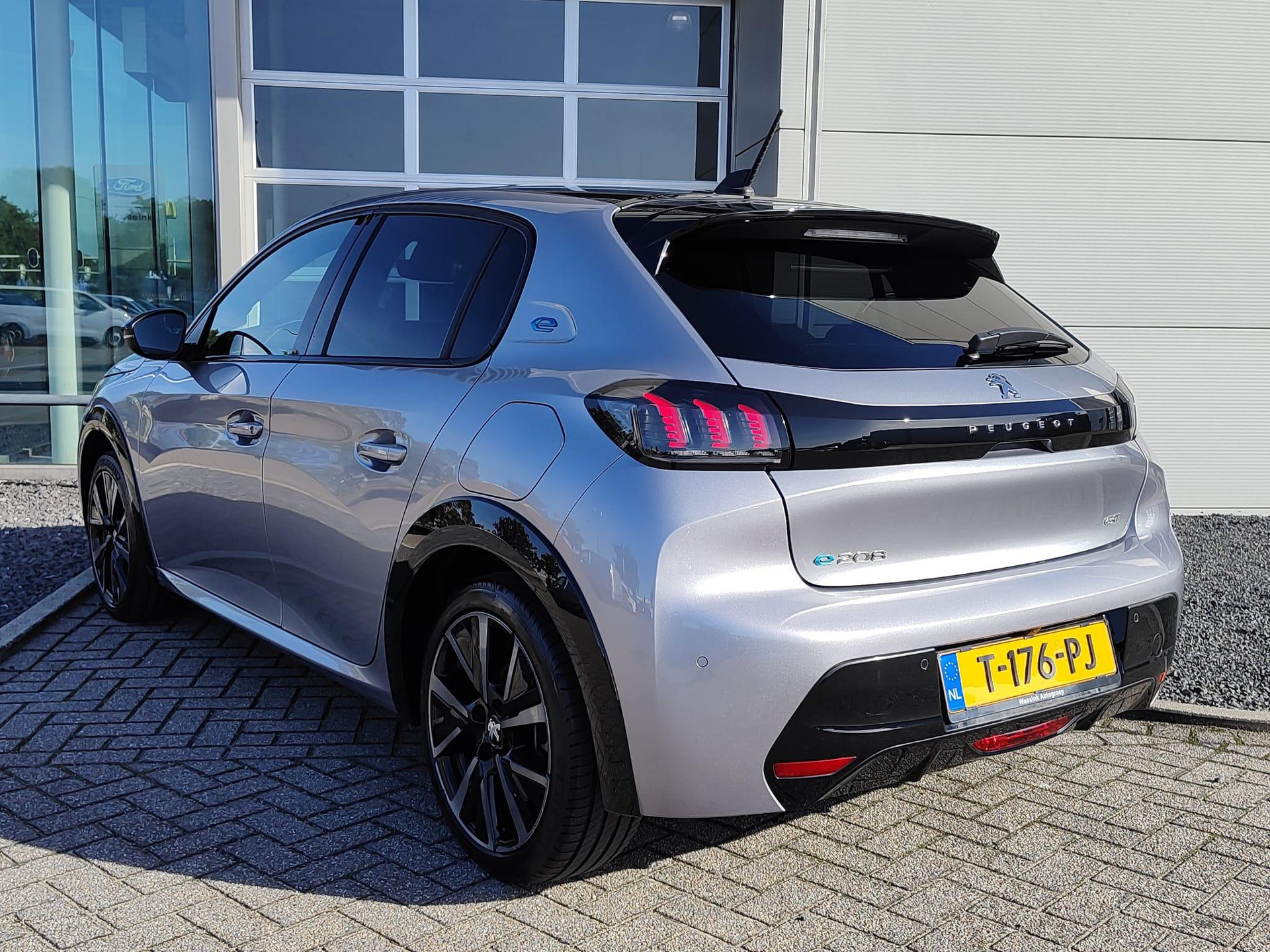 Peugeot e-208