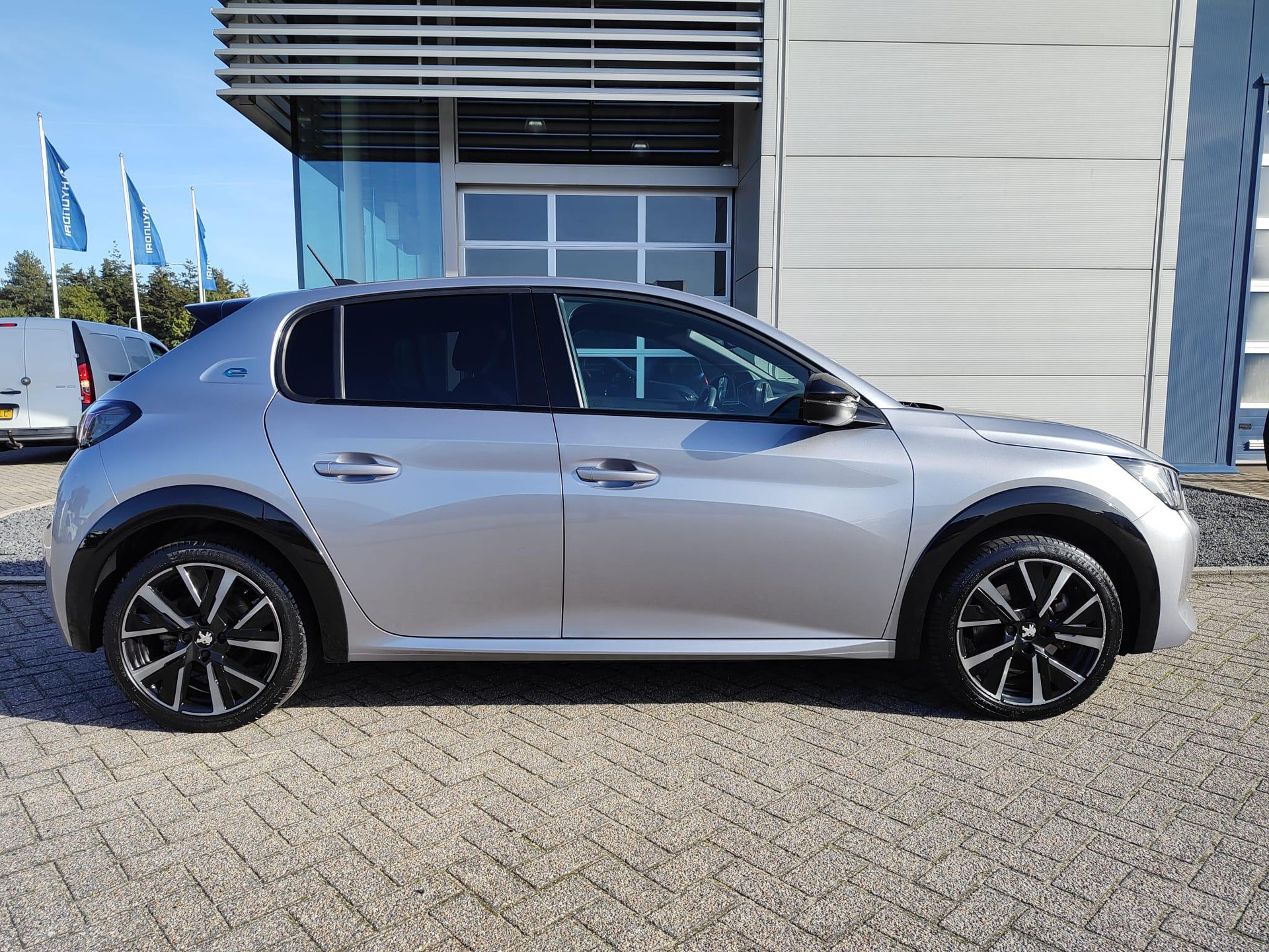 Peugeot e-208