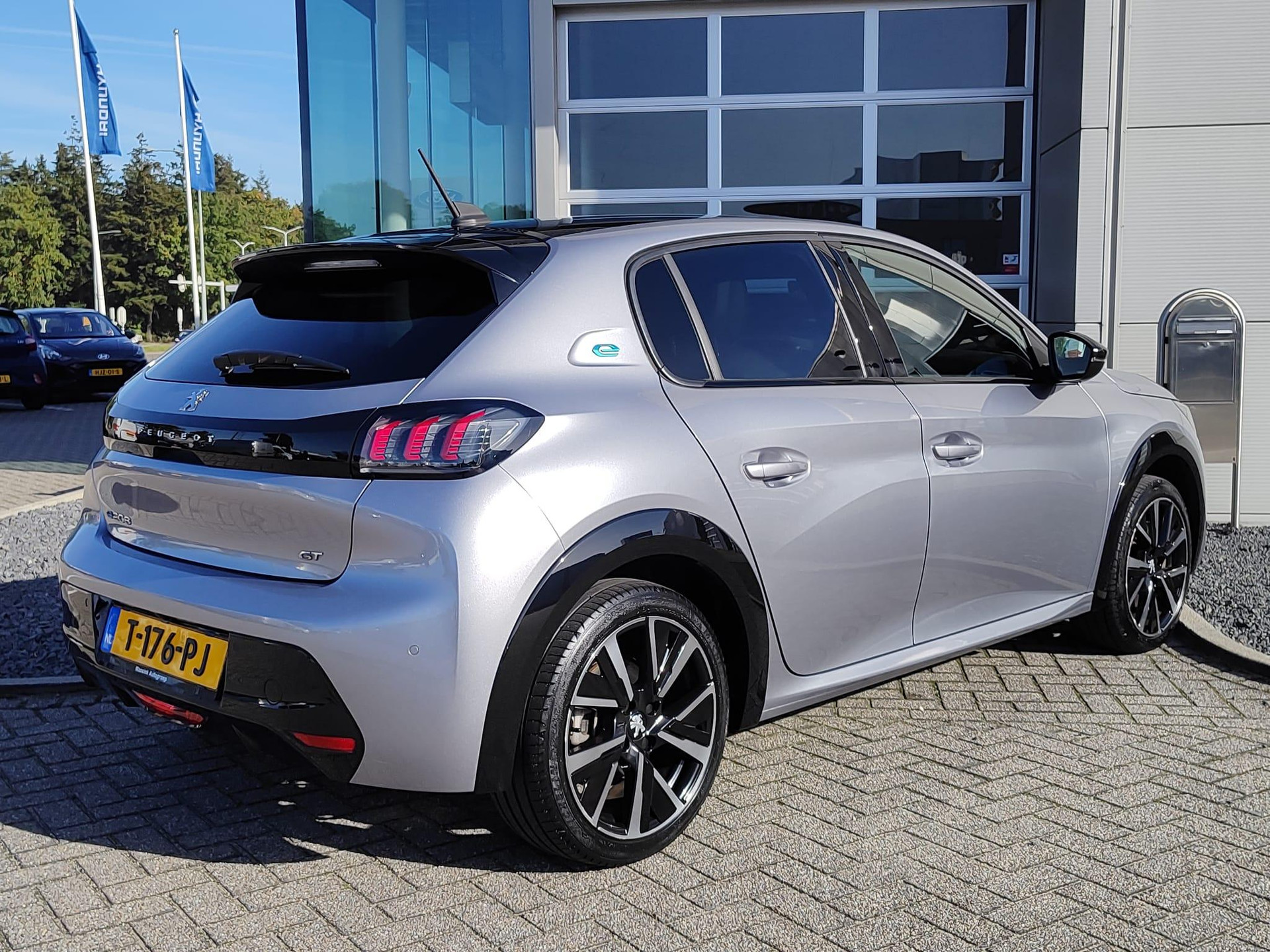 Peugeot e-208