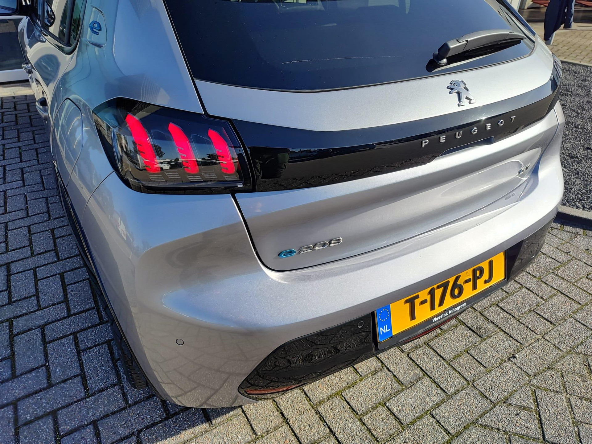 Peugeot e-208