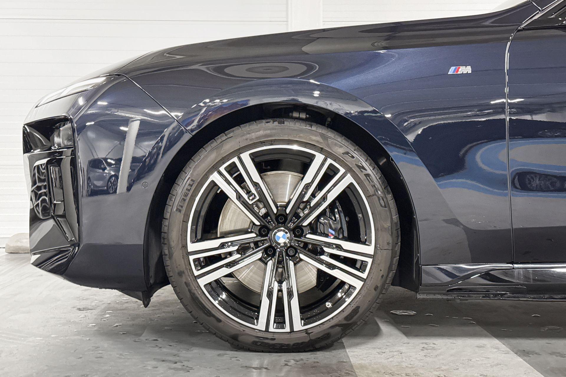 BMW i7