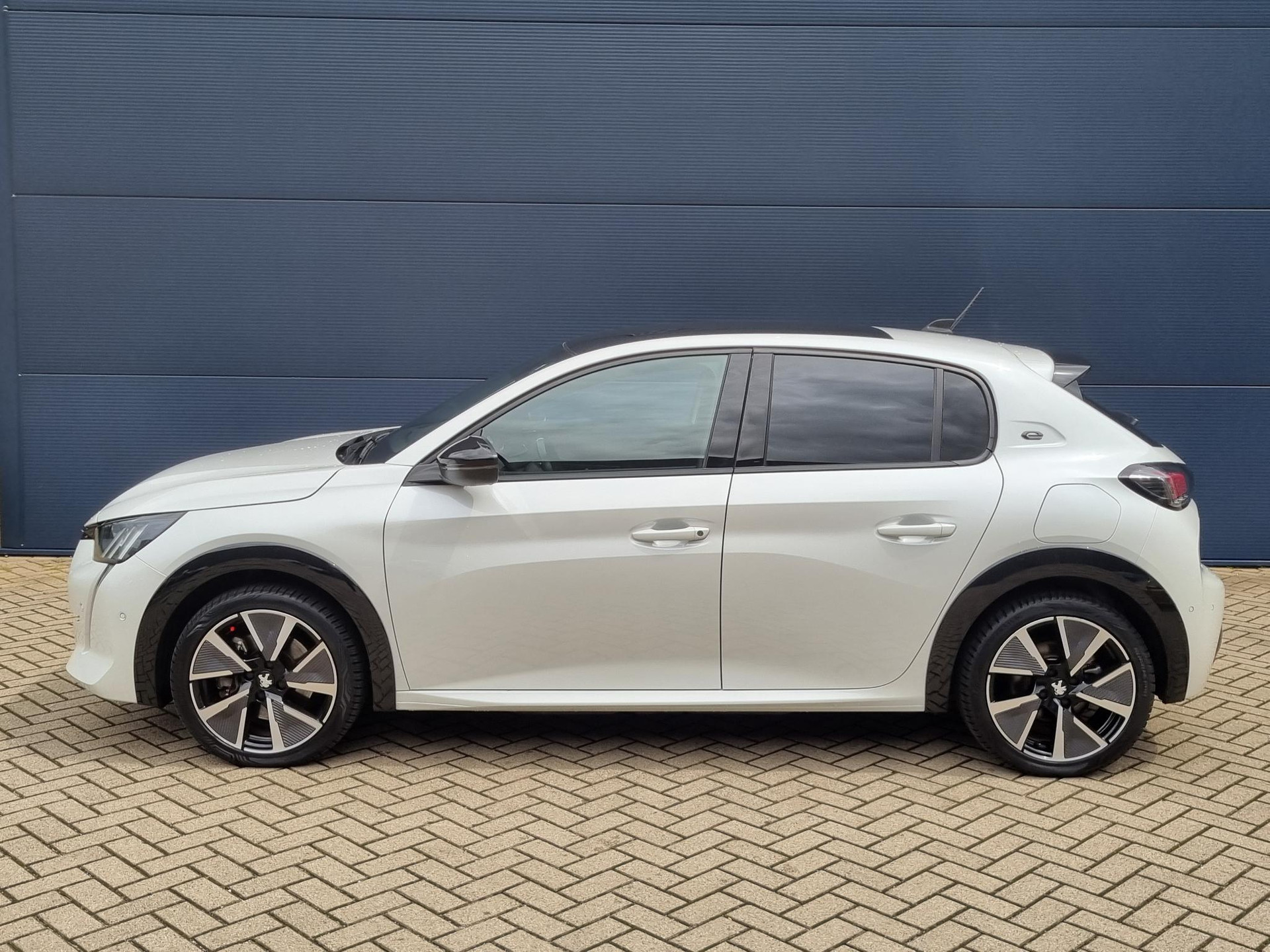 Peugeot e-208