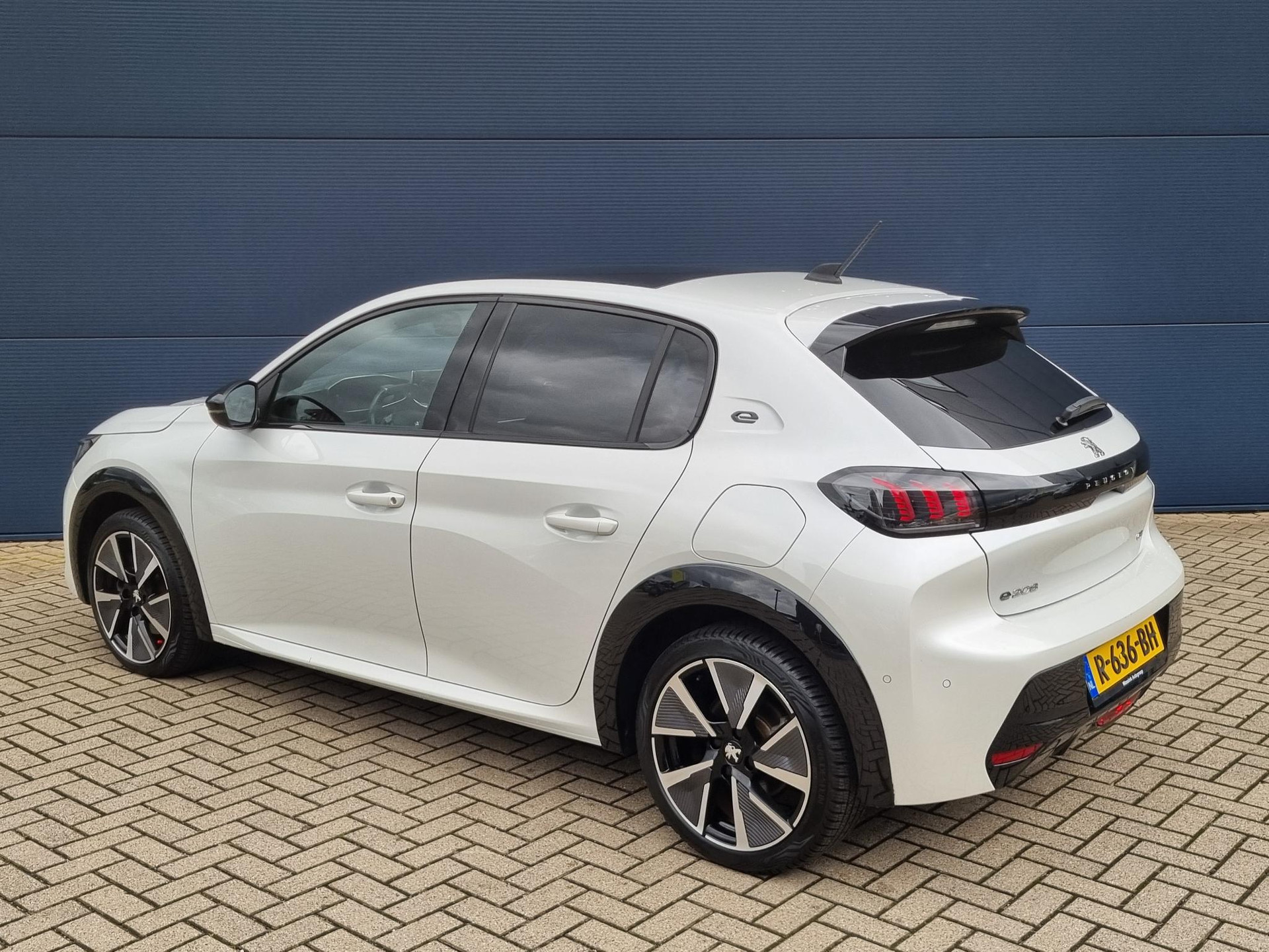 Peugeot e-208