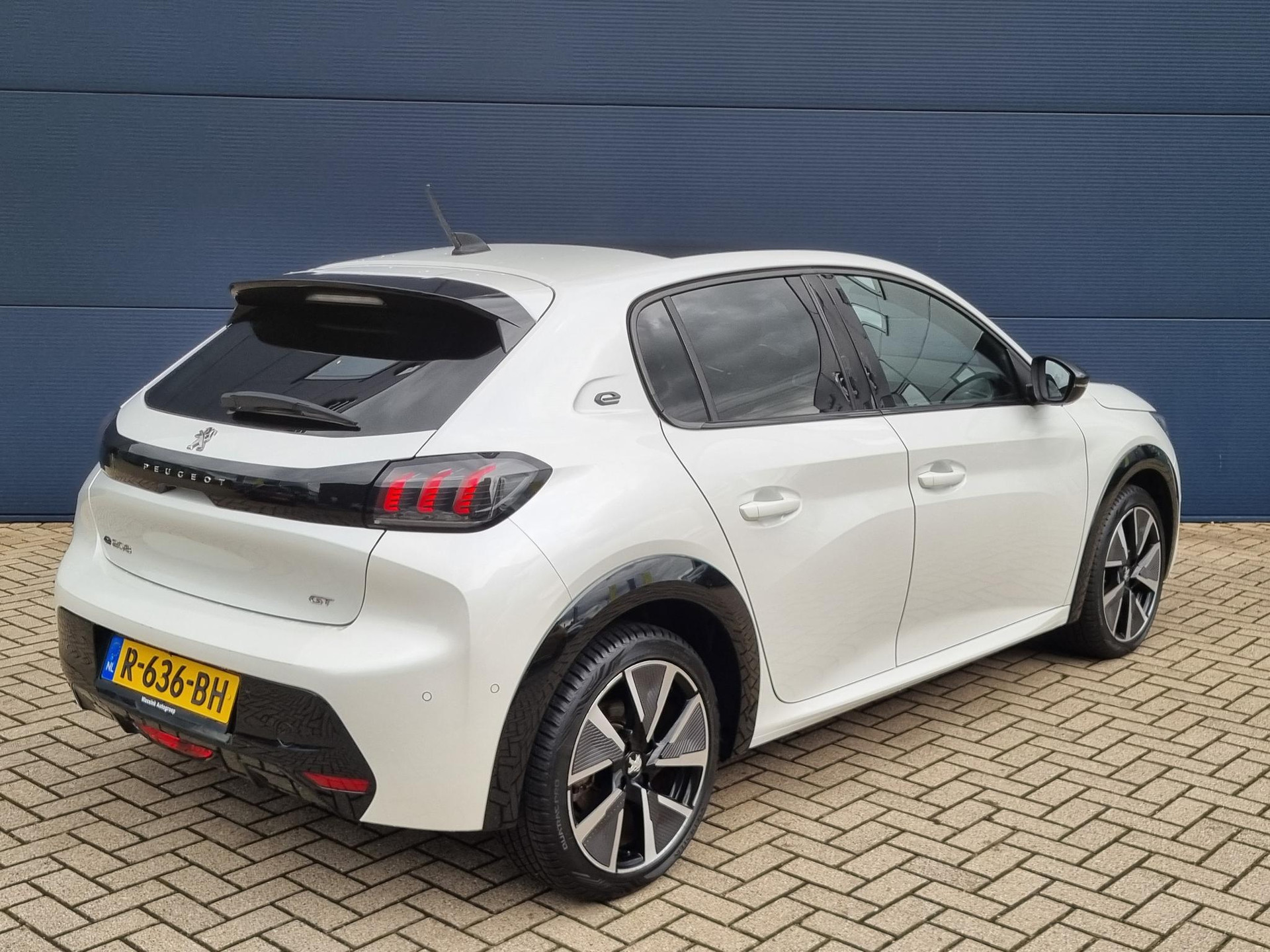 Peugeot e-208