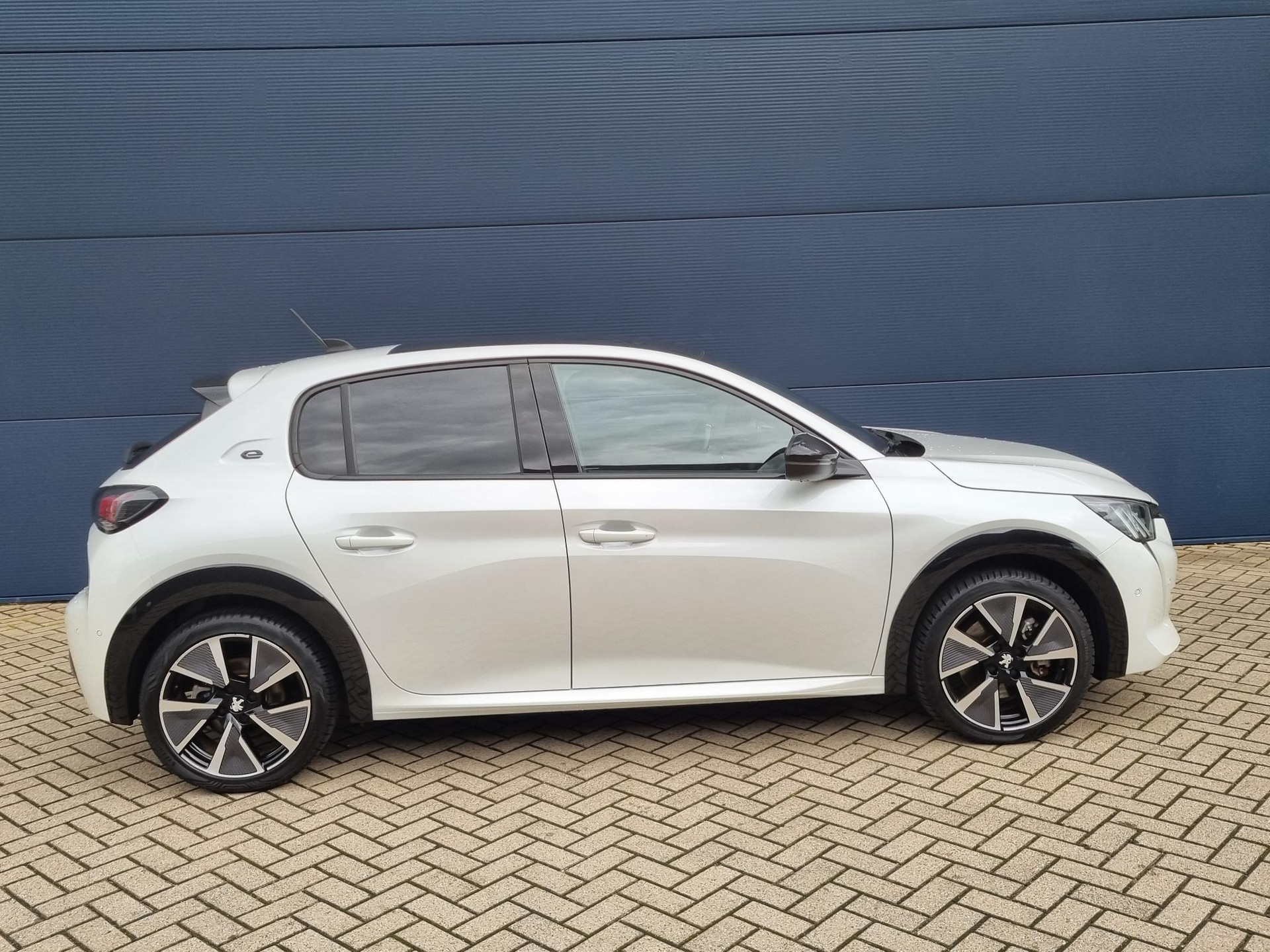 Peugeot e-208