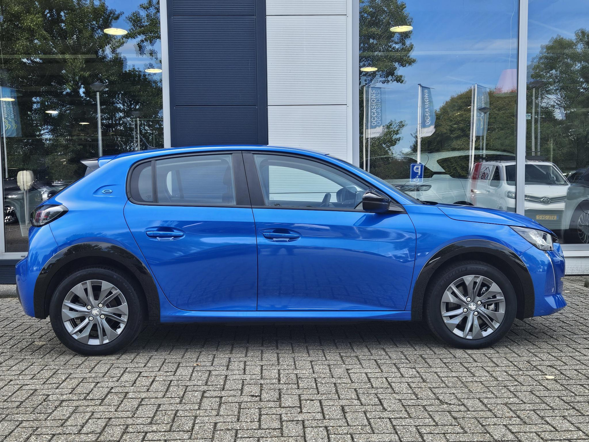 Peugeot e-208
