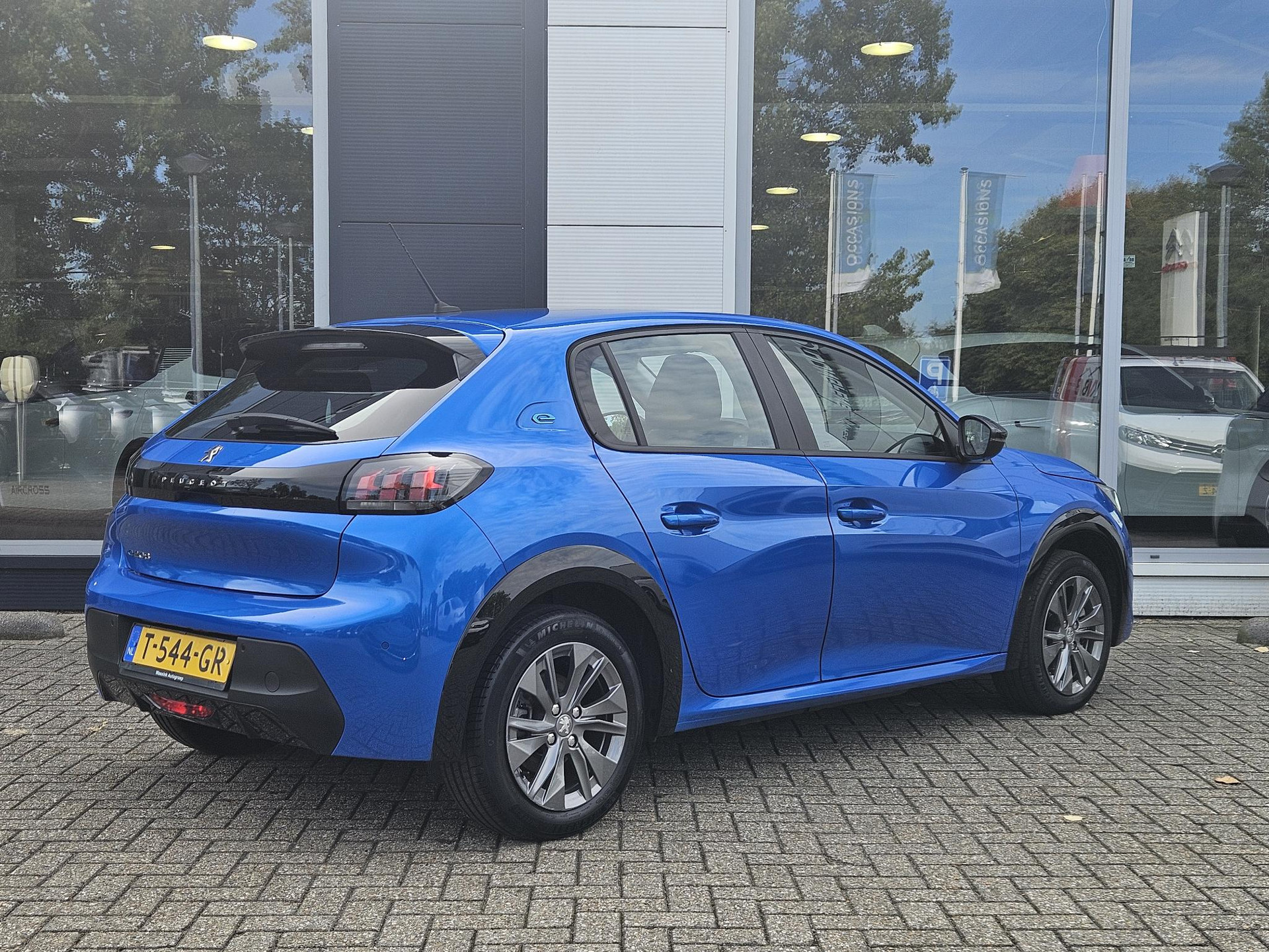 Peugeot e-208