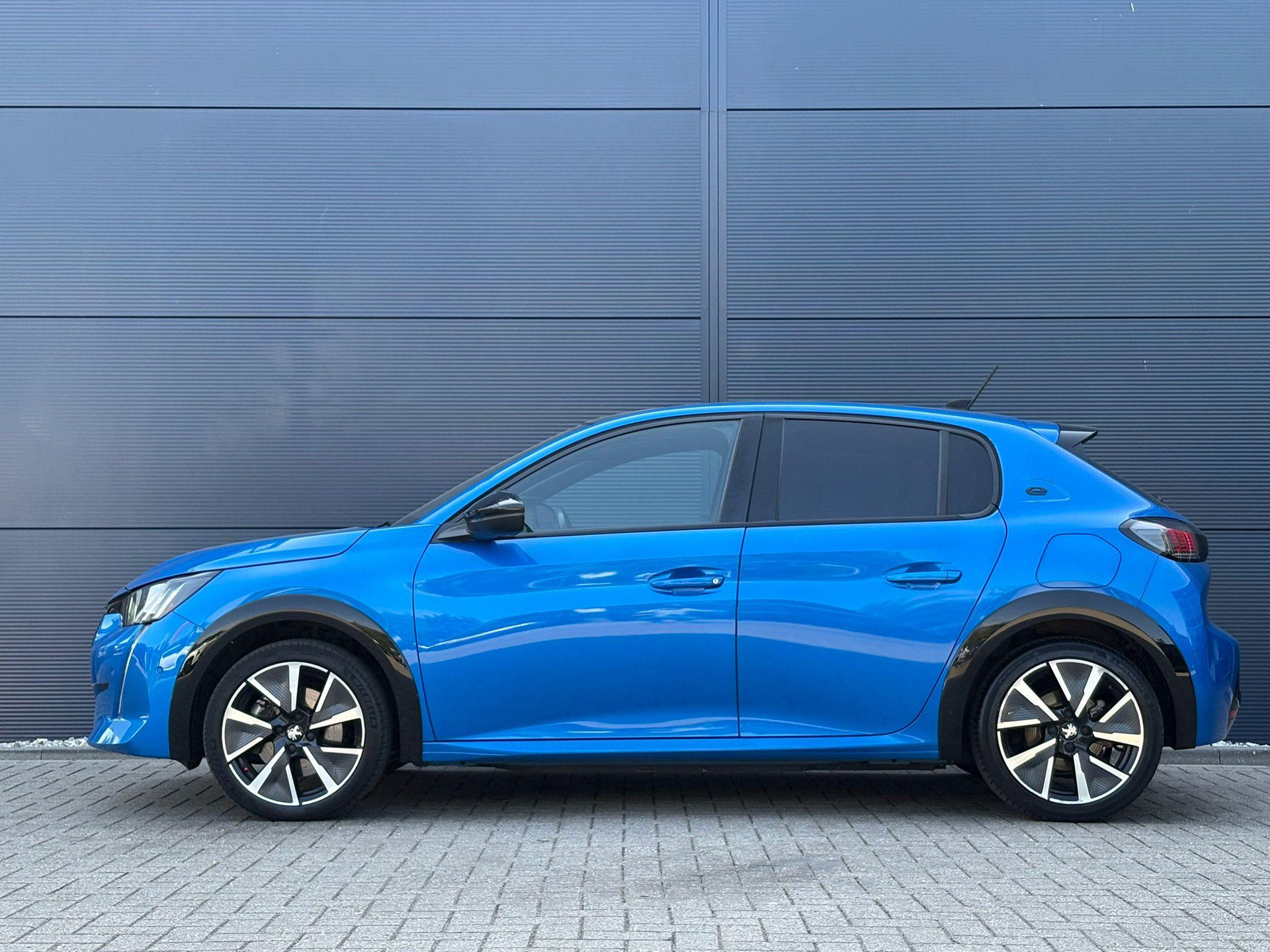 Peugeot e-208