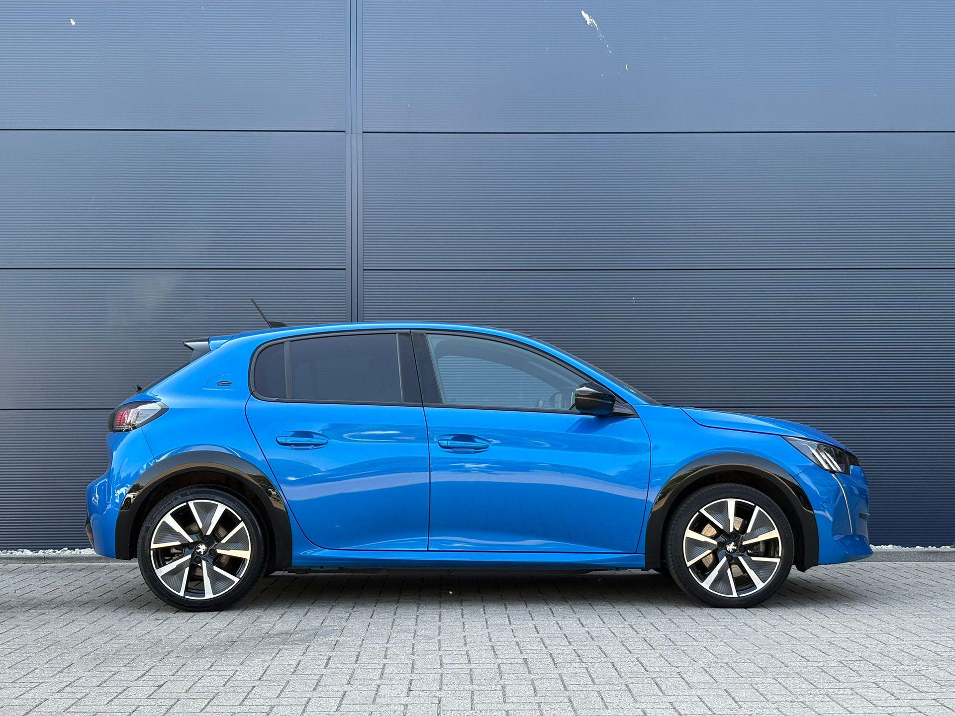Peugeot e-208