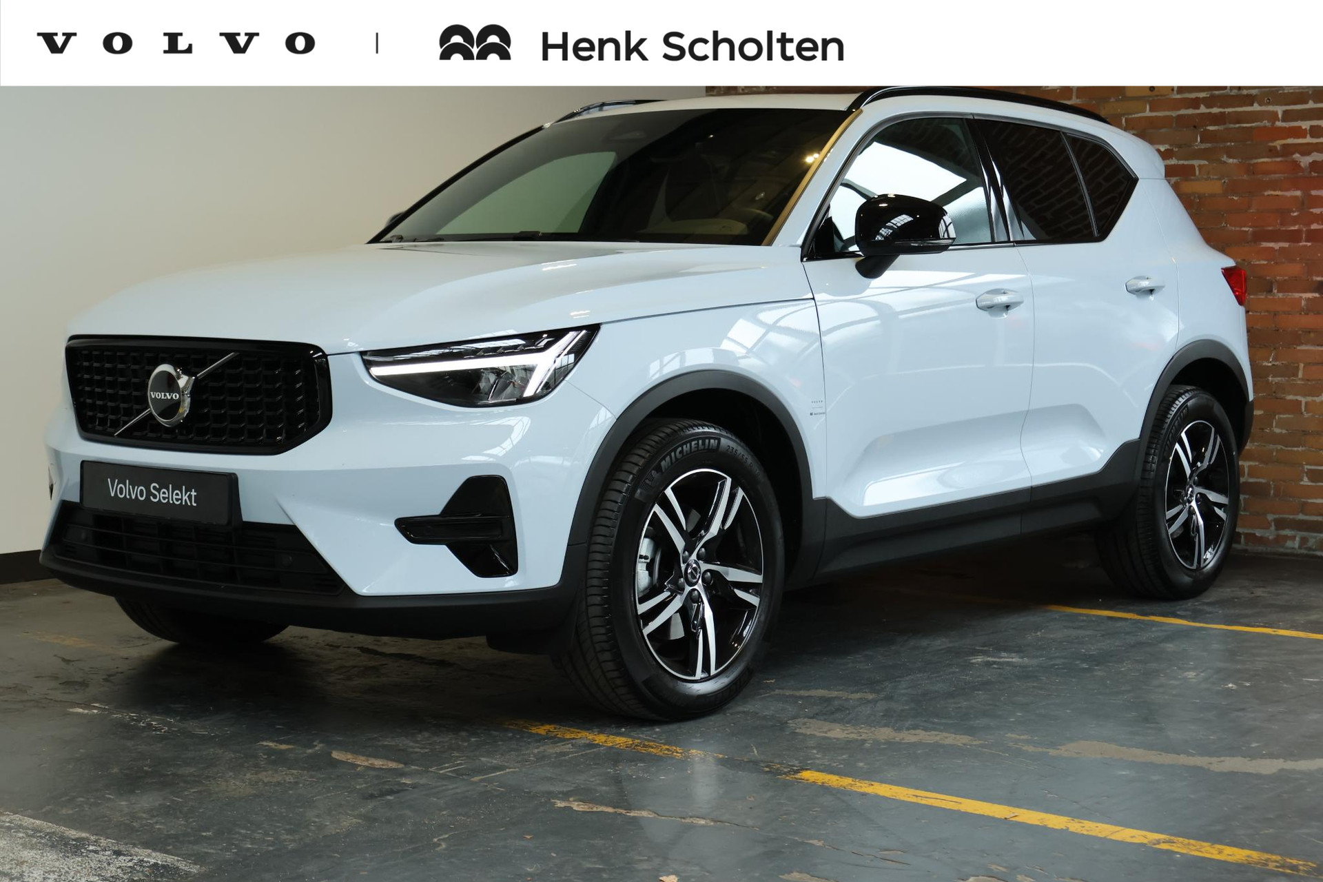 Volvo XC40 B4 Plus Dark 2026, foto 1