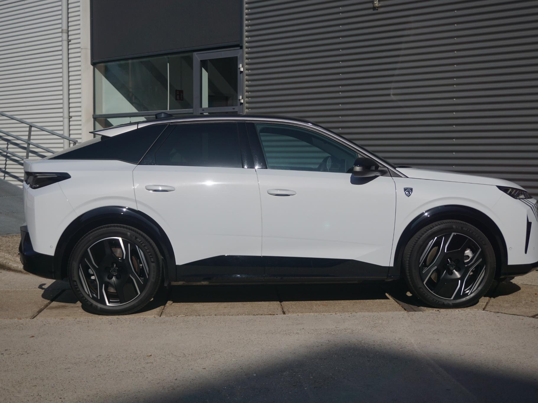 Peugeot e-3008